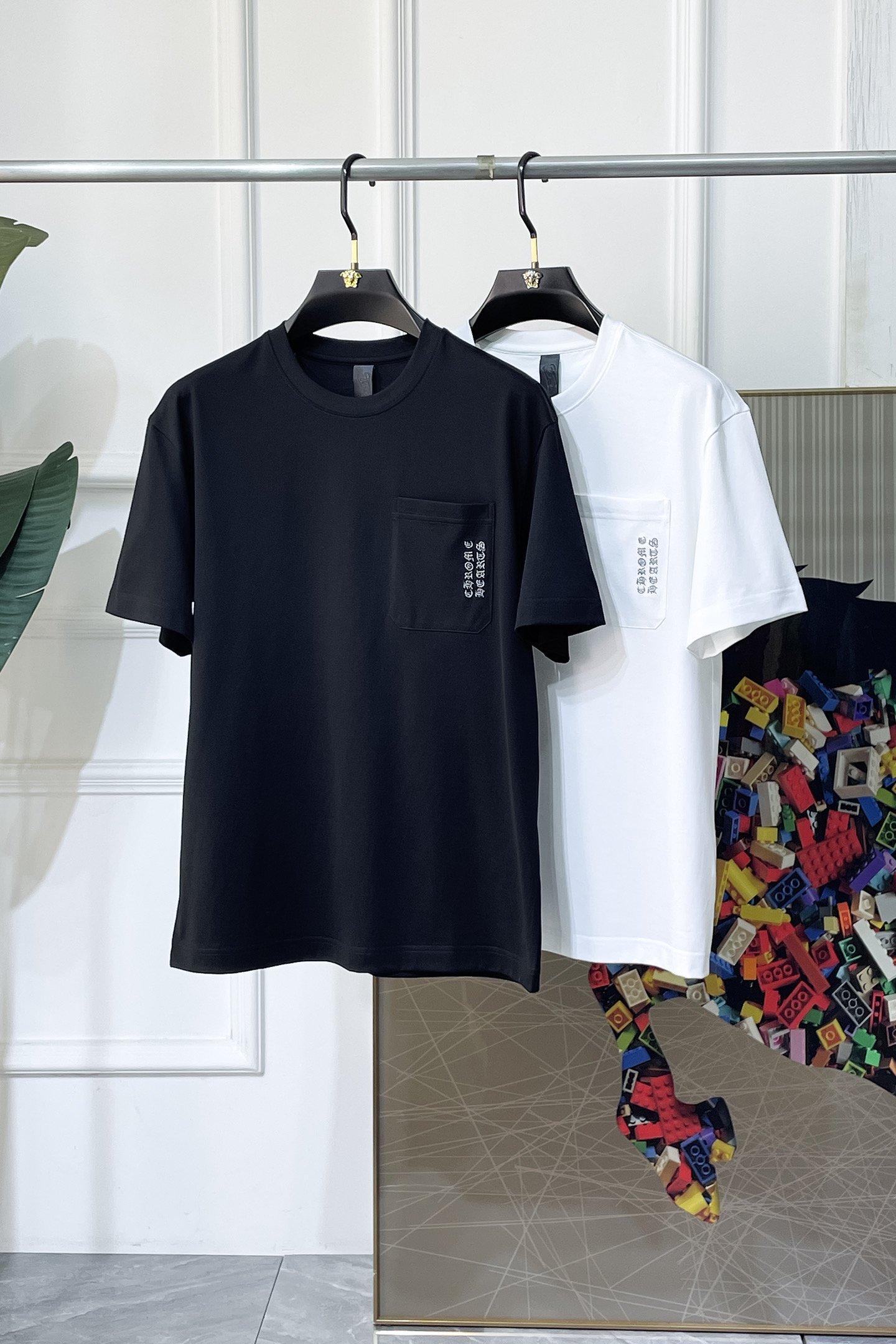 NO:727037,Burberry replacement after the new year - 2026ss Year of the Horse Spring and Summer premium loose-fitting short-sleeved T-shirt. Official website synchronization. High-end quality. Customized top-grade long-staple cotton fabric, 1:1 production by top manufacturers, fashionable brand heavy craftsmanship logo design, soft and delicate feel. Skin-friendly and comfortable to wear. Versatile and casual. The upper body is very good. Handsome. A must-have for trendy men. Size M-3XL. Can wear up to 220 pounds!  ,,burberry,T-shirt,tees,t-shirt,19860909年后退换巴宝莉 - 2026ss马年贺岁款春夏精品宽松版短袖T恤 官网同步 高端品质 定制顶级长绒棉面料,顶级大厂1:1制作,时尚大牌重工艺logo设计,手感柔软细腻 穿着亲肤舒适 百搭休闲 上身非常赞 帅气 潮男必备品 尺码M-3XL 最大可穿220斤！,,burberry,T-shirt,tees，t-shirt,,Men's clothing