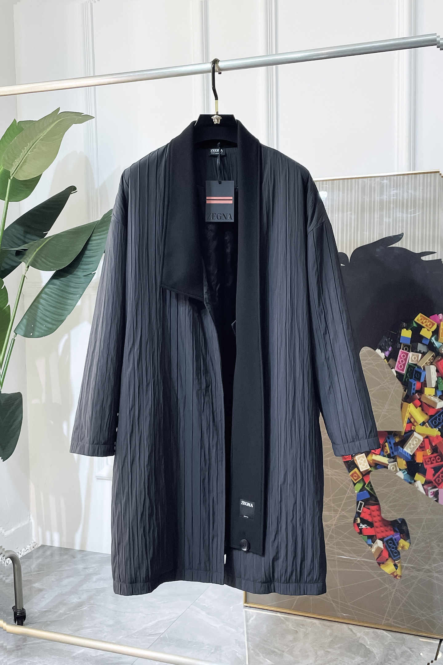 NO:726999,The average exchange size is 1 size after the new year!  Recommended outfit for men with a height of 175-190cm and a weight of 160-220kg!  Limited edition for the catwalk!  Exclusive hot-selling men's original single, using slim tailoring, custom-made fabrics in Milan, Italy, men's long style, the overall design naturally flatters the body shape, Gabardine) is tailor-made in England. This fabric was originally invented by Thomas Bur in 1879. The classic and timeless design style makes it perfect for any season and any occasion. It can be worn with a belt or open style with a shirt, creating a perfect British fashion style.  The classic plaid collar bottom highlights the traditional British design style, burberry,19860909年后退换均码1个码！建议身高175-190 体重160-220斤男仕穿搭！走秀限量款！独家爆款男款 原单,采用修身剪裁,意大利米兰定制面料,男生长款,整体设计自然修饰身形, Gabardine）于英格兰精裁而成,该面料由Thomas Bur于1879年独创发明 经典隽永的设计风格,使其完美适合于任何时节以及出席任何场合穿着,既可收束腰带搭配于之上,也可敞开式搭配于及衫之上,打造臻致完美的英伦时尚风范 经典格纹领底,彰显英伦风传统设计风格,,burberry,,Men's clothing