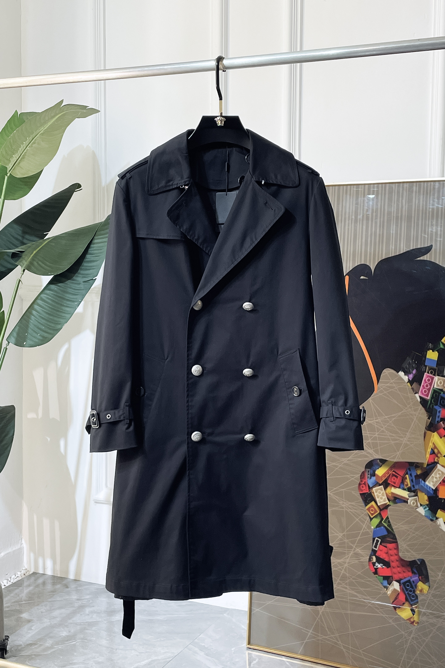 NO:727082,High profit on exchange after the end of the year!  Men's original single, slim fit, customized military fabrics from Milan, Italy, long style for men, the overall design naturally modifies the body shape, carefully selected cotton Gabardine fabric (Gabardine), tailor-made in England, this fabric was originally invented by Thomas Bur in 1879  The classic and timeless design style makes it perfect for wearing at any time of the year and for any occasion. It can be worn with a belt or open style on a shirt to create the perfect British fashion style. The classic plaid collar bottom highlights the traditional British design style. Sizes M-XXL are oversized!  ,,burberry,19860909年后退换高让利！男款 原单,采用修身剪裁,意大利米兰定制军工面料,男生长款,整体设计自然修饰身形, 臻选棉质嘎巴甸面料（Gabardine）于英格兰精裁而成,该面料由Thomas Bur于1879年独创发明 经典隽永的设计风格,使其完美适合于一年四季任何时节以及出席任何场合穿着,既可收束腰带搭配于之上,也可敞开式搭配于及衫之上,打造臻致完美的英伦时尚风范 经典格纹领底,彰显英伦风传统设计风格 尺码 M-XXL 偏大版型！,,burberry,,Men's clothing