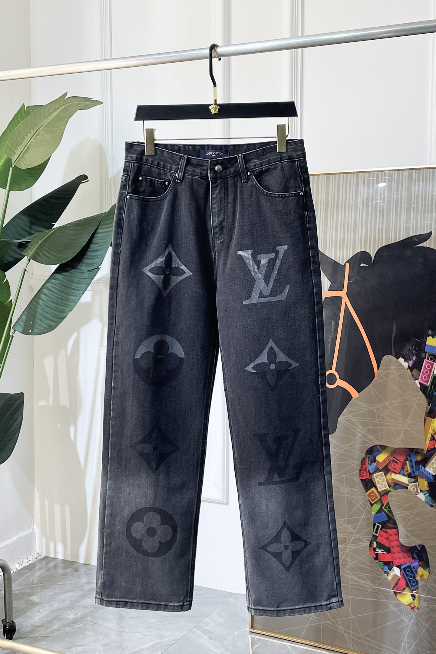 NO:726998,Replacement LV after the year - 2026ss autumn and winter wide-leg jeans. Original 1:1 production, the perfect choice for daily essentials, simple and elegant, fashionable and stylish, customized imported denim fabric, heavy washing process, complex workmanship and exquisite craftsmanship. Easily cater to the needs of the four seasons, soft and elastic to the touch, smooth and neat, original accessories and hardware, comfortable upper body, very easy to wear and durable, size M-4XL,, louis vuitton, jeans,19860909年后退换LV- 2026ss年秋冬宽腿牛仔裤.原单1:1制作,日常必备的完美之选,简单大气亦时尚有型,定制进口丹宁面料 ,重工洗水工艺,做工复杂工艺精湛.轻松迎合四季需要,手感柔软带弹力,流畅利落,原版辅料五金,上身舒适非常易搭耐看码数M-4XL,,louis vuitton,jeans,,Men's clothing