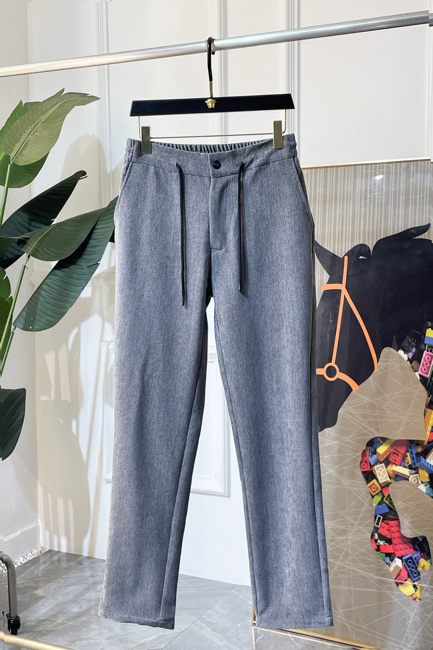 NO:727009,After the year, KNT- ss autumn and winter counters simultaneously hit the top Italian rich casual brand casual pants. This season's must-have versatile style, the upper body is extremely outstanding, super versatile style, the original version is 1:1 replica, complete with three standards!  The counter is designed with the latest fashion elements, imported custom-woven high-quality European cotton fabrics, with super good styles, a must-have for casual fashion!  Highly recommended size 30-32-34-36-38,,19860909年后退换 KNT- ss秋冬专柜同步爆款意大利顶级富豪休闲品牌休闲裤,本季必入百搭款式,上身极为出挑,超级百搭款 ,原版1:1复刻,三标齐全！专柜最新时尚元素设计,进口定织高品质欧棉面料,版型超好,休闲时尚必备！强烈推荐款 尺码 30-32-34-36-38,,,Men's clothing