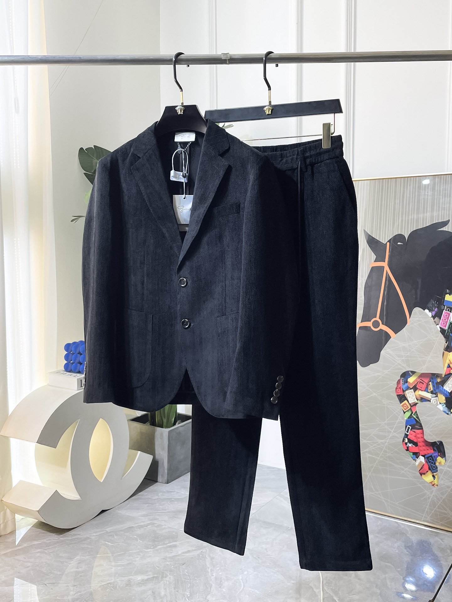 NO:727065,Replacement Luli Jana after the year - ss new autumn clothing Italian designer brand casual suit suit!  Celebrities’ favorite fashion-flavored casual suits are simple and elegant, designed with 11 craftsmanship on the official website!  Clean and neat tailoring, full of urban style. Exclusive top-grade customized fabrics are available. It feels soft and dry, and the upper body effect is crisp and stylish. The three-dimensional cutting technology and the version are of high standards and suitable for the benefits!  It is not tight at all, and you feel good when you put it on. With so many top-quality raw materials, it creates a high-end product with unparalleled value. It is the first choice for high-end fashion people with complete three standards, and the upper body effect is super good-looking!  Size: M-3XL,,business suit,19860909年后退换路利迦纳- ss秋装新品意大利设计师品牌休闲西装套装！明星最爱时装味休闲套装 简单大方,官网11工艺设计！干净利落剪裁 都市风十足 可供独家顶级定制面料,手感软糯干爽,上身效果挺括有型.立体裁剪工艺,版型上都是高标准,恰当好处的廓型版！又恰恰不紧绷,穿上心情就好,如此众多的顶级原料,打造出价值感无与伦比的高端产品,三标齐全高端潮流时尚人士首选,上身效果超级好看！码数:M-3XL,,business suit,,Men's clothing