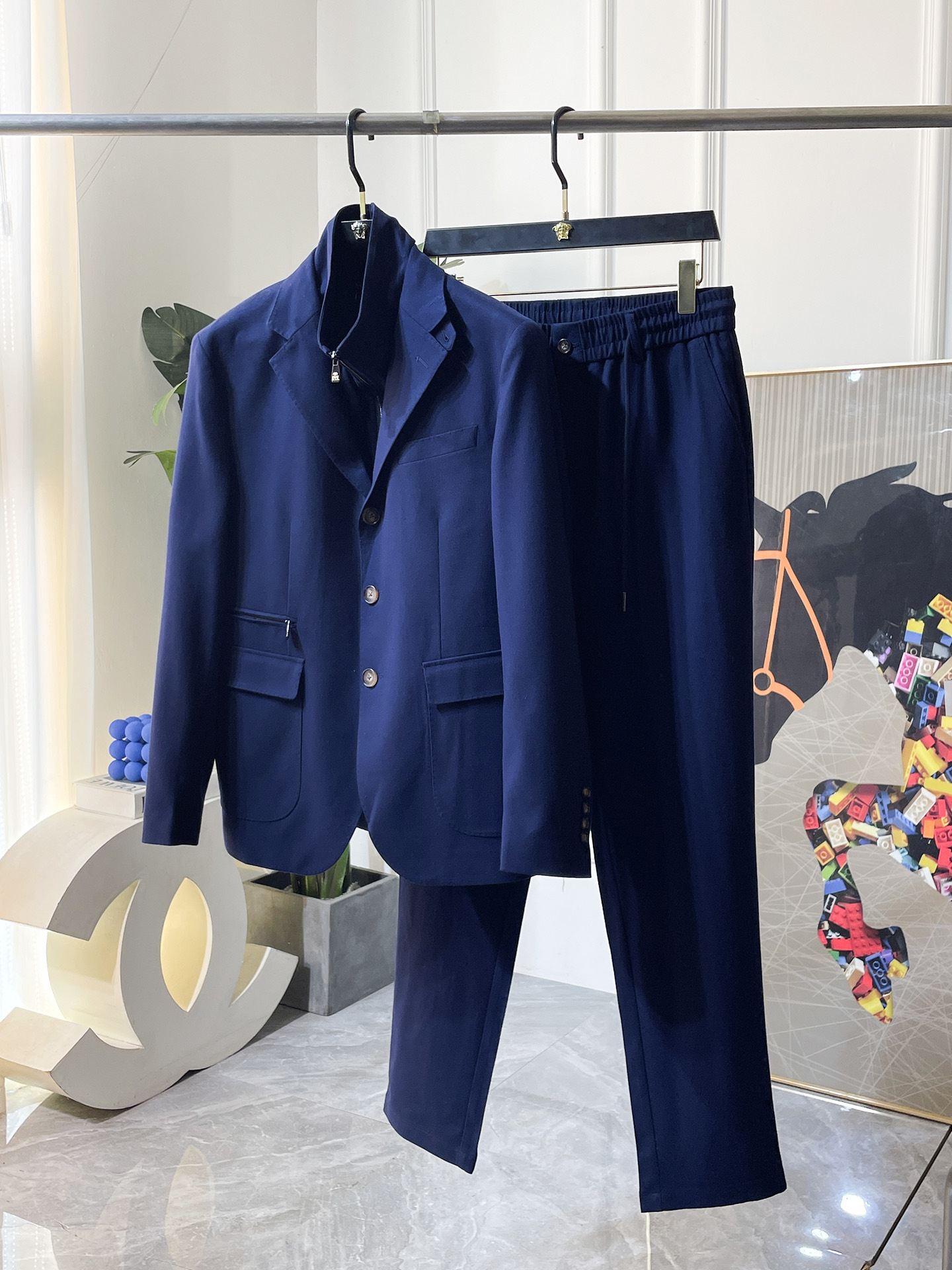 NO:727073,Exchange Caliona after the year - ss new autumn clothing Italian designer brand casual fake two-piece suit!  Celebrities’ favorite fashion-flavored casual suits are simple and elegant, designed with 11 craftsmanship on the official website!  Clean and neat tailoring, full of urban style. Exclusive top-grade customized fabrics are available. It feels soft and dry, and the upper body effect is crisp and stylish. The three-dimensional cutting technology and the version are of high standards and suitable for the benefits!  It is not tight at all, and you feel good when you put it on. With so many top-quality raw materials, it creates a high-end product with unparalleled value. It is the first choice for high-end fashion people with complete three standards, and the upper body effect is super good-looking!  Size:M-4XL,,business suit,19860909年后退换卡利奥纳- ss秋装新品意大利设计师品牌休闲假两件西装套装！明星最爱时装味休闲套装 简单大方,官网11工艺设计！干净利落剪裁 都市风十足 可供独家顶级定制面料,手感软糯干爽,上身效果挺括有型.立体裁剪工艺,版型上都是高标准,恰当好处的廓型版！又恰恰不紧绷,穿上心情就好,如此众多的顶级原料,打造出价值感无与伦比的高端产品,三标齐全高端潮流时尚人士首选,上身效果超级好看！码数:M-4XL,,business suit,,Men's clothing