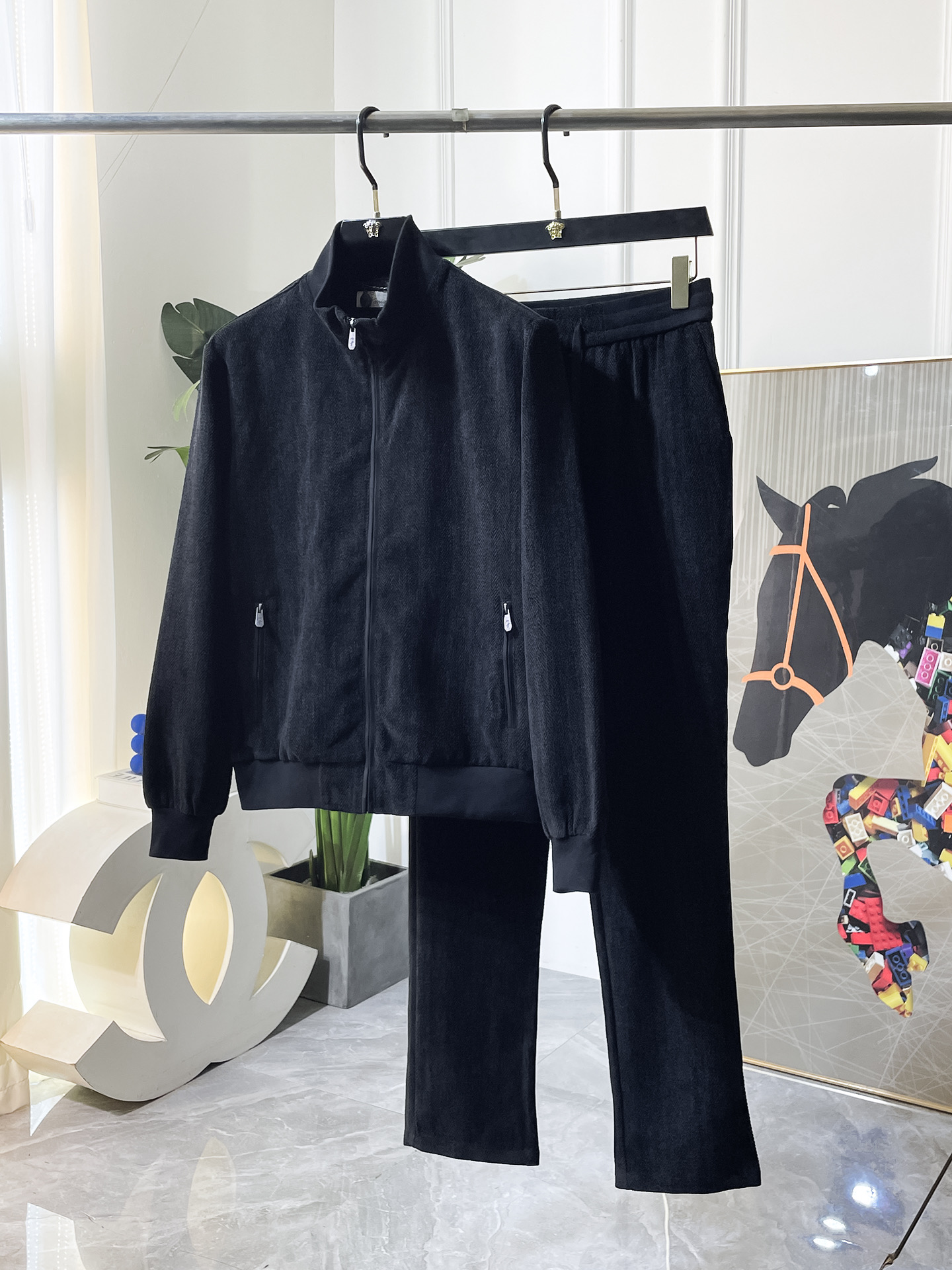 NO:727057,Exchange Cannesia after the new year - ss new autumn clothing Italian designer brand casual suit!  Celebrities’ favorite fashion-flavored casual suits are simple and elegant, designed with 11 craftsmanship on the official website!  Clean and neat tailoring, full of urban style. Exclusive top-grade customized fabrics are available. It feels soft and dry, and the upper body effect is crisp and stylish. The three-dimensional cutting technology and the version are of high standards and suitable for the benefits!  It is not tight at all, and you feel good when you put it on. With so many top-quality raw materials, it creates a high-end product with unparalleled value. It is the first choice for high-end fashion people with complete three standards, and the upper body effect is super good-looking!  Code number: M-4XL,,19860909年后退换戛纳利亚- ss秋装新品意大利设计师品牌休闲套装！明星最爱时装味休闲套装 简单大方,官网11工艺设计！干净利落剪裁 都市风十足 可供独家顶级定制面料,手感软糯干爽,上身效果挺括有型.立体裁剪工艺,版型上都是高标准,恰当好处的廓型版！又恰恰不紧绷,穿上心情就好,如此众多的顶级原料,打造出价值感无与伦比的高端产品,三标齐全高端潮流时尚人士首选,上身效果超级好看！码数:M-4XL,,,Men's clothing