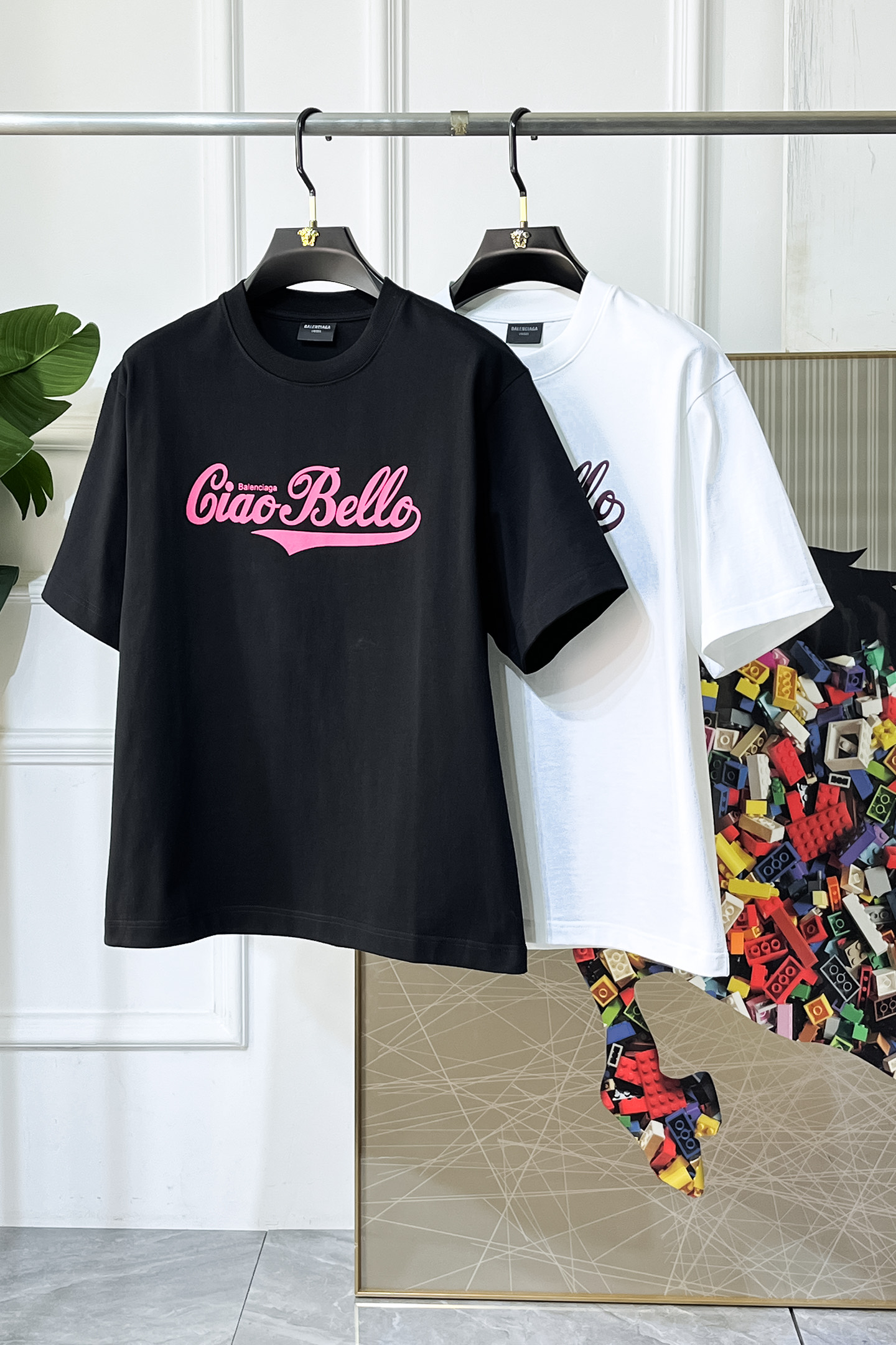NO:728677,Brand Balenciaga Price Color Black White Size S-XXL (can wear 210 catties)  Introducing the 2026 new spring and summer new products for the Year of the Horse, men's casual loose short-sleeved T-shirts. A heavyweight beauty item, made of 100% cotton fabric supplied by foreign merchants. Its efficient breathability and hygroscopic comfort are better than any cotton product. It has excellent drape and gloss brings a strong texture, which gives the fashion a refined and elegant design concept. It is a must-have item for hardcore quality and fabric control, giving men the most exquisite dress.,,balenciaga,T-shirt,tees,t-shirt,19860909品牌巴黎世家 价格 颜色黑色 白色 尺码S-XXL（可穿210斤） 介绍2026马年新品春夏新款男士休闲宽松短袖T恤.重磅级尤物单品,外商客供全棉面料,高效透气性与吸湿性舒适性胜于任何棉品,垂感极佳,光泽度带来强烈的质感,赋予了时装精致和优雅的设计理念,骨灰级品质和面料控的必收的一款单品,给予男人最精致打扮.,,balenciaga,T-shirt,tees，t-shirt,,Men's clothing