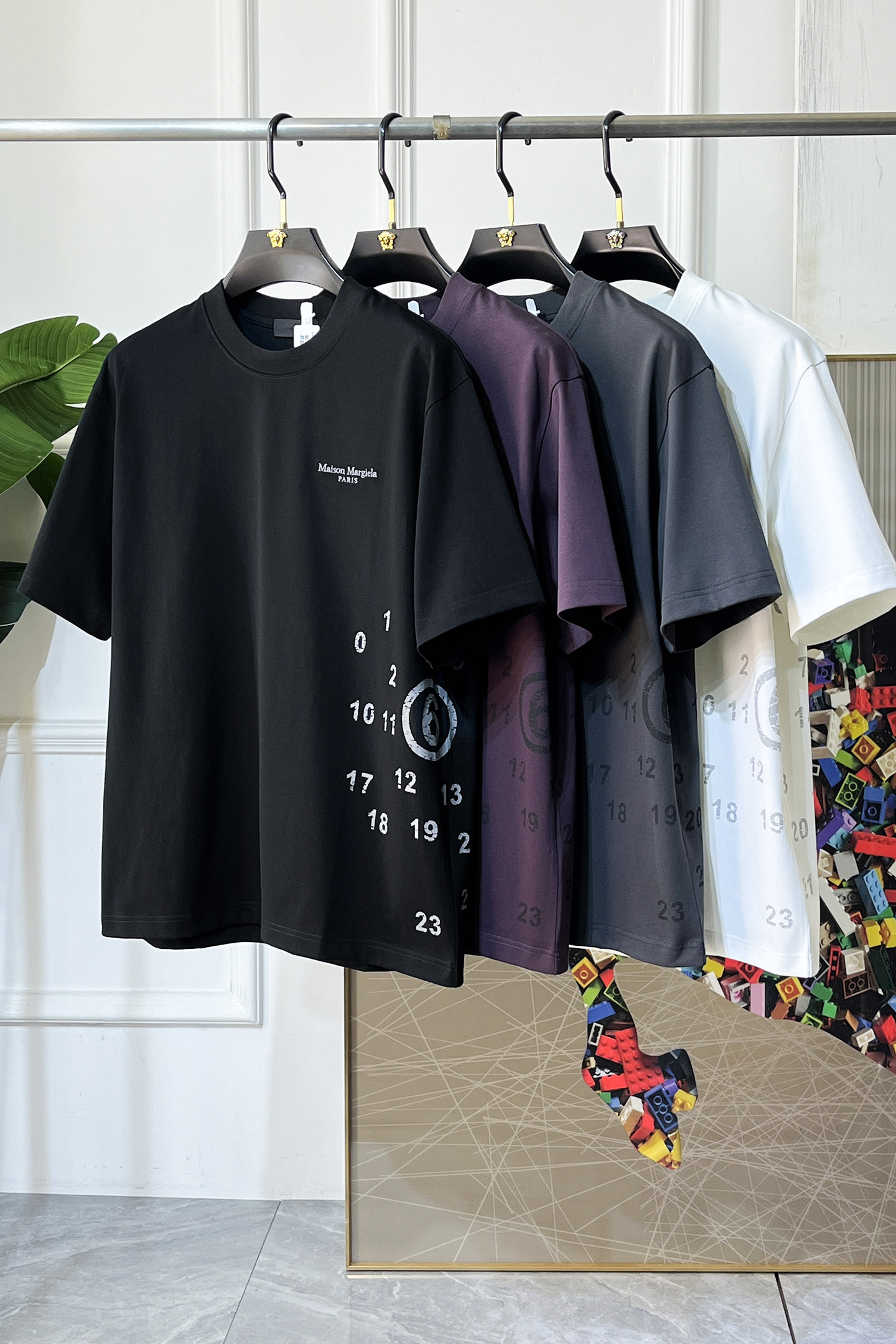 NO:728622,Replacement Majira after the year - 2026 new spring and summer men's short-sleeved T-shirt in the Year of the Horse, urban casual style, a very design item, top-grade foreign merchants provide customized cotton fabrics, extremely comfortable and breathable, positive skin-friendly, subverting the comfort experience brought by traditional fabrics, exquisite craftsmanship and accessories. The brand LOGO pattern on the chest is made with unique craftsmanship, with a strong style. Original tailoring, meticulous detail processing to better highlight its quality. Color black white  Loose sizes S-XXL, can fit up to 210 pounds!  ,,masion margiela,T-shirt,tees,t-shirt,19860909年后退换马吉拉- 2026马年春夏新款男士阔版短袖T恤,都市休闲风格,极具设计感的一款单品,顶级外商客供定制棉面料,上手极微舒适透气,亲肤性积极,颠覆传统面料所带来的舒适体验,工艺辅料考究.胸前品牌LOGO图案以独特工艺制作而成,风格性极强.原版剪裁,一丝不苟细节处理更佳彰显其品质.颜色黑色 白色 宽松尺码S-XXL 最大可穿210斤！,,masion margiela,T-shirt,tees，t-shirt,,Men's clothing