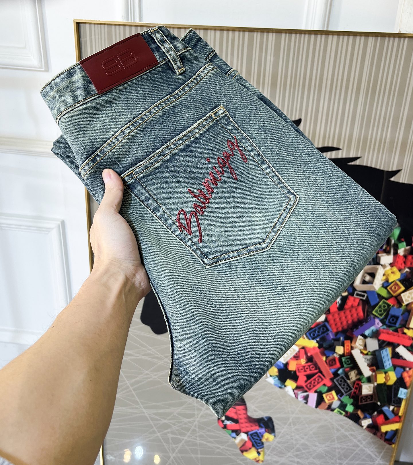 NO:833572,Balenciaga - 2026ss hot-selling wide-leg jeans for the Year of the Horse in spring and summer. Made from original 1:1, the perfect choice for daily necessities, simple and elegant, fashionable and stylish, customized imported denim fabric, heavy washing process, complex workmanship and exquisite craftsmanship. Easily cater to the needs of the four seasons, soft and elastic to the touch, smooth and neat, original accessories and hardware, comfortable upper body, very easy to wear and durable, size 29-36,, balenciaga, jeans,19860909巴黎世家- 2026ss马年春夏大爆款宽腿牛仔裤.原单1:1制作,日常必备的完美之选,简单大气亦时尚有型,定制进口丹宁面料 ,重工洗水工艺,做工复杂工艺精湛.轻松迎合四季需要,手感柔软带弹力,流畅利落,原版辅料五金,上身舒适非常易搭耐看码数29-36,,balenciaga,jeans,,Men's clothing