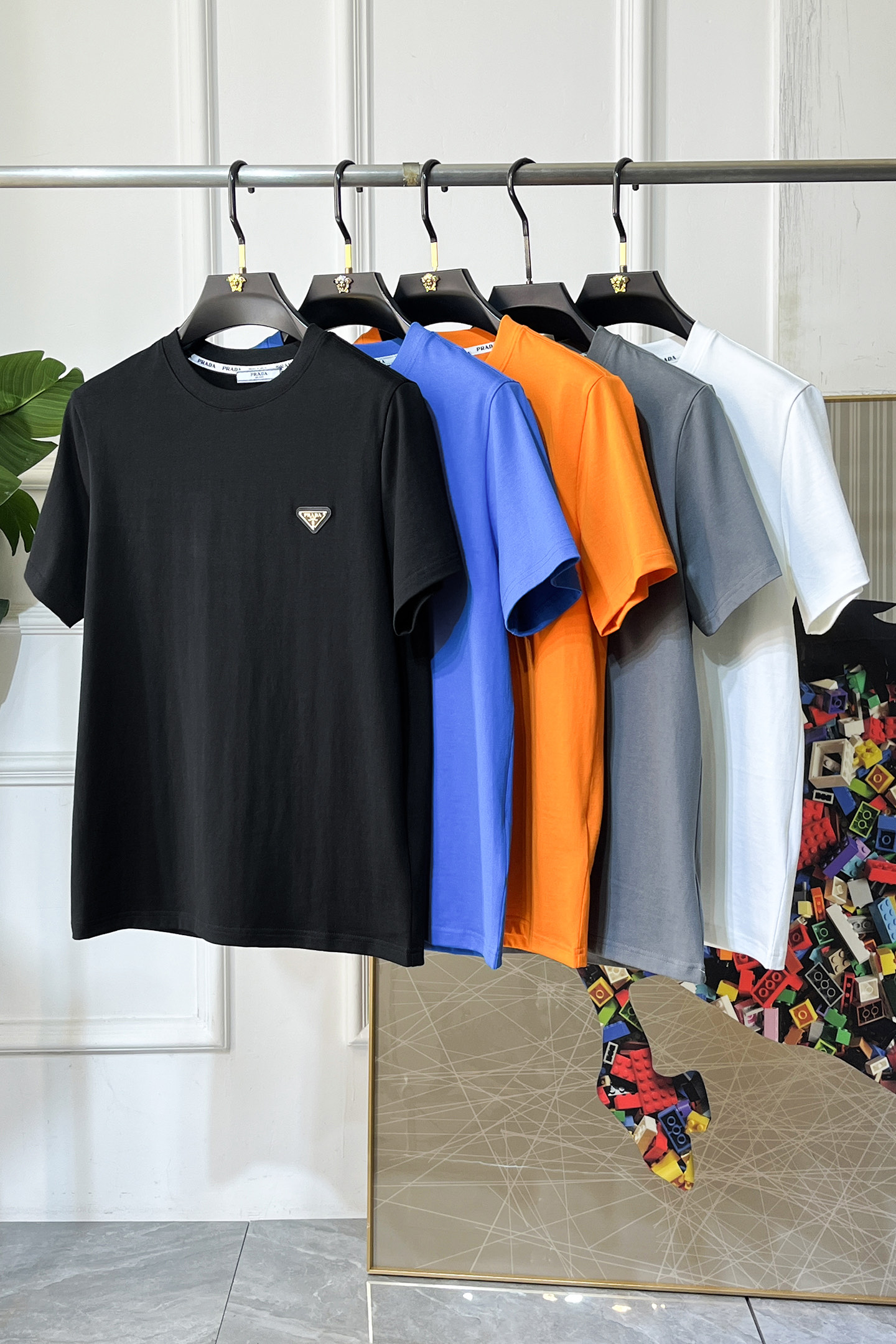 NO:728617,Exchange Prada after the year - 2026ss Year of the Horse Spring and Summer high-quality short-sleeved T-shirts. Official website synchronization. High-end quality. Customized top-grade mercerized cotton fabric, 1:1 production by top manufacturers, fashionable brand heavy craftsmanship logo design, soft and delicate feel. Skin-friendly and comfortable to wear. Versatile and casual. The upper body is very good. Handsome. A must-have for trendy men. Sizes S-XXL. Can wear up to 200 pounds!  ,,prada,T-shirt,tees,t-shirt,19860909年后退换普拉达 - 2026ss马年贺岁款春夏精品短袖T恤 官网同步 高端品质 定制顶级丝光棉面料,顶级大厂1:1制作,时尚大牌重工艺logo设计,手感柔软细腻 穿着亲肤舒适 百搭休闲 上身非常赞 帅气 潮男必备品 尺码S-XXL 最大可穿200斤！,,prada,T-shirt,tees，t-shirt,,Men's clothing