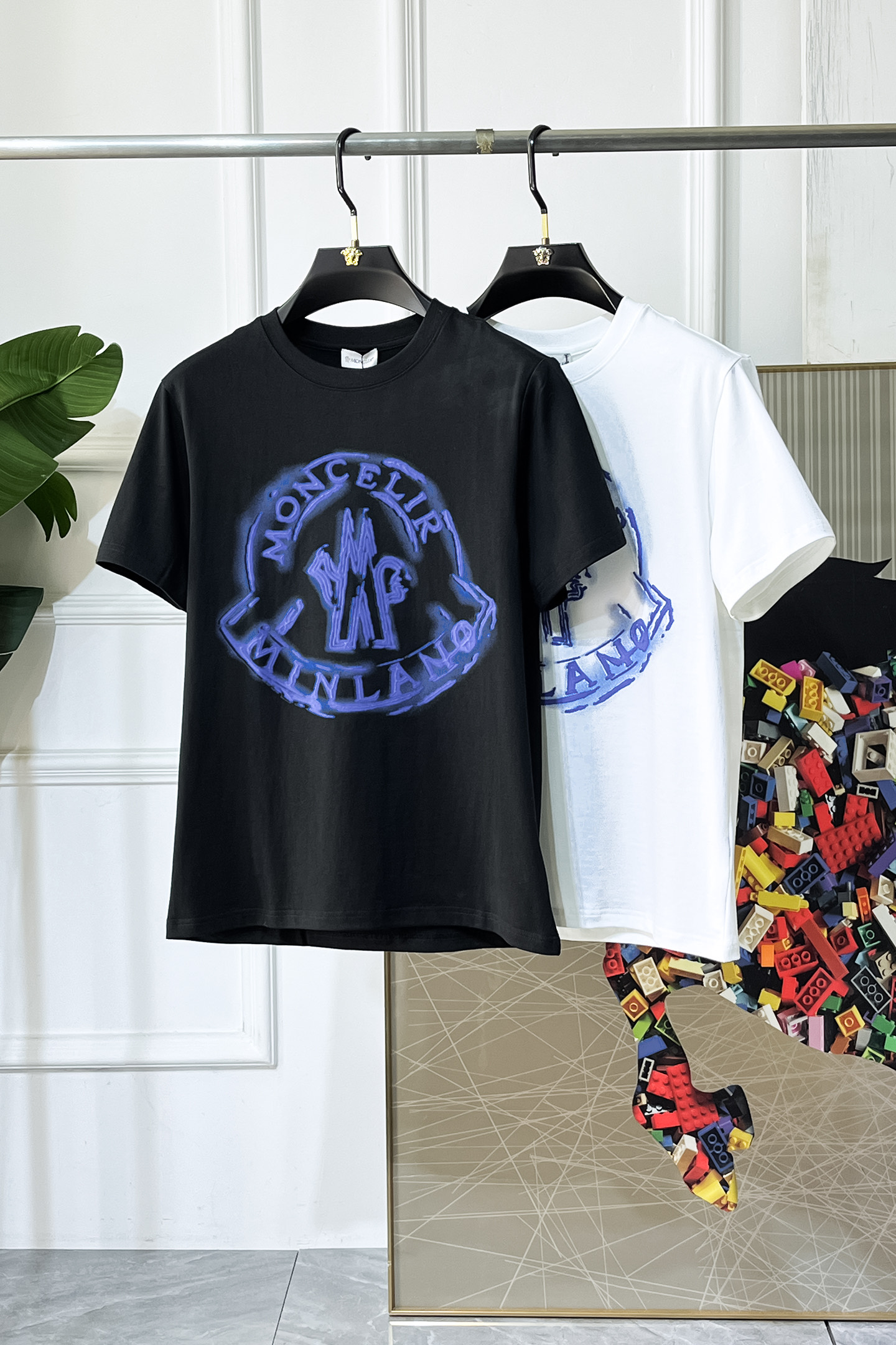 NO:733830,Mouth Mouth - 2026ss Year of the Horse spring and summer high-quality short-sleeved T-shirts. Official website synchronization. High-end quality. Customized top-grade mercerized cotton fabric, 1:1 production by top manufacturers, fashionable brand heavy craftsmanship logo design, soft and delicate feel. Skin-friendly and comfortable to wear. Versatile and casual. The upper body is very good. Handsome. A must-have for trendy men. Sizes S-XXL. Can wear up to 200 pounds!  ,,Moncler,T-shirt,tees,t-shirt,19860909蒙口 - 2026ss马年贺岁款春夏精品短袖T恤 官网同步 高端品质 定制顶级丝光棉面料,顶级大厂1:1制作,时尚大牌重工艺logo设计,手感柔软细腻 穿着亲肤舒适 百搭休闲 上身非常赞 帅气 潮男必备品 尺码S-XXL 最大可穿200斤！,,Moncler,T-shirt,tees，t-shirt,,Men's clothing