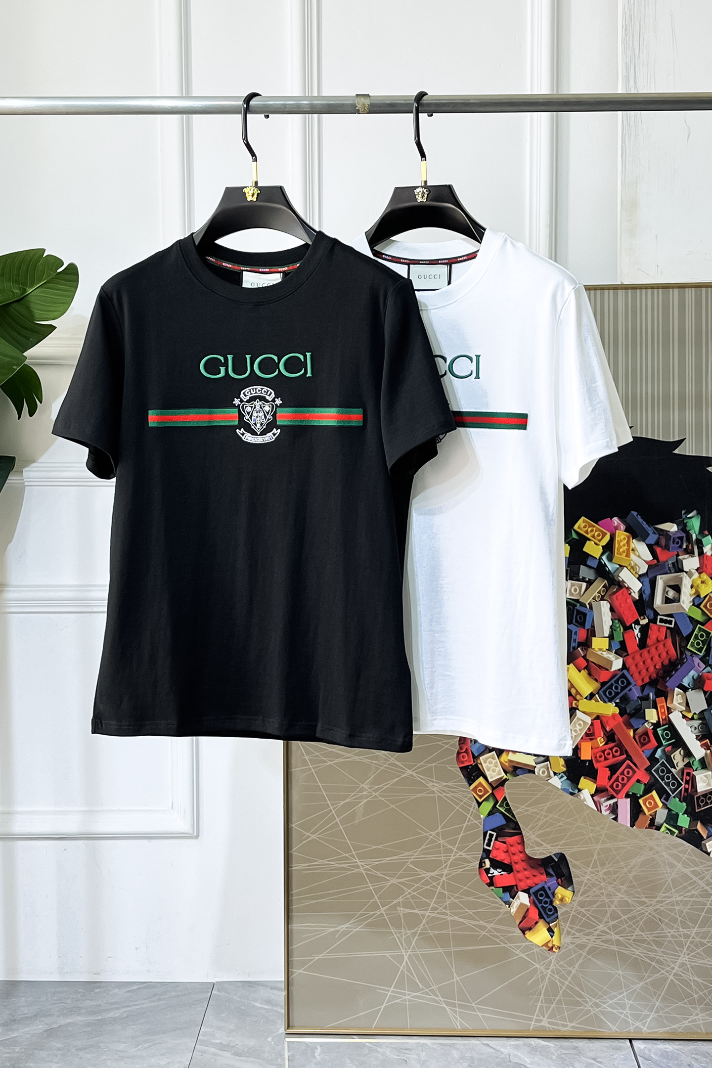 NO:733835,Gucci - 2026ss Spring and Summer high-quality short-sleeved T-shirt for the Year of the Horse, synchronized with the official website, high-end quality, customized top-grade mercerized cotton fabric, 1:1 production by top manufacturers, fashionable brand heavy craftsmanship logo design, soft and delicate feel, skin-friendly and comfortable to wear, versatile and casual, the upper body is very good, handsome, a must-have for trendy men, sizes S-XXL, can wear up to 200 pounds!  ,,T-shirt,tees,t-shirt,19860909古奇 - 2026ss马年贺岁款春夏精品短袖T恤 官网同步 高端品质 定制顶级丝光棉面料,顶级大厂1:1制作,时尚大牌重工艺logo设计,手感柔软细腻 穿着亲肤舒适 百搭休闲 上身非常赞 帅气 潮男必备品 尺码S-XXL 最大可穿200斤！,,T-shirt,tees，t-shirt,,Men's clothing