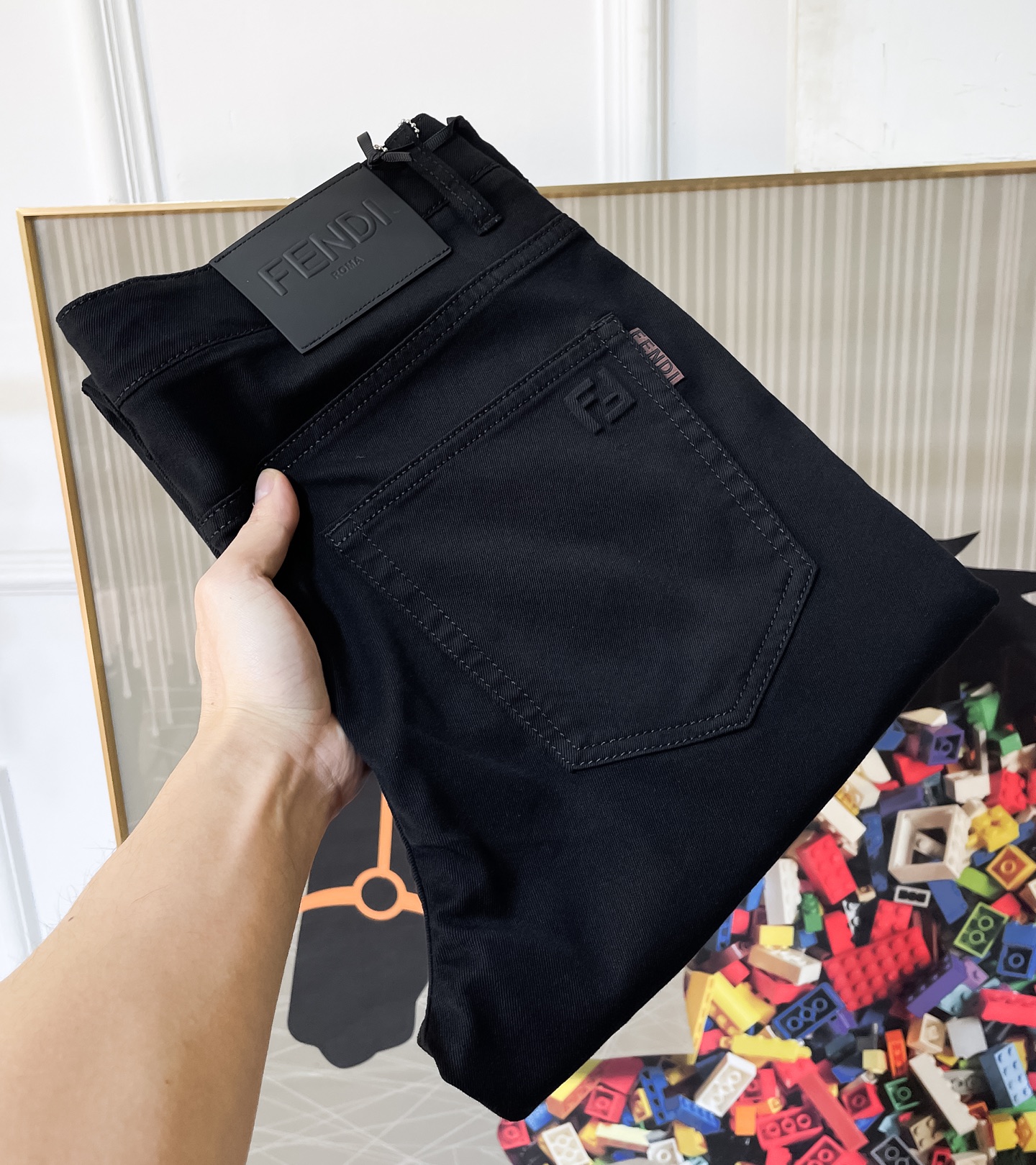 NO:774115,Fendi - 2026ss hot spring and summer jeans for the Year of the Horse. Original 1:1 production, the perfect choice for daily essentials, simple and elegant, fashionable and stylish, customized imported denim fabric, heavy washing process, complex workmanship and exquisite craftsmanship. Easily cater to the needs of the four seasons, soft and elastic to the touch, smooth and neat, original accessories and hardware, comfortable upper body, very easy to wear and durable, size 29-36,,fendi,jeans,19860909芬迪 - 2026ss马年春夏大爆款牛仔裤.原单1:1制作,日常必备的完美之选,简单大气亦时尚有型,定制进口丹宁面料 ,重工洗水工艺,做工复杂工艺精湛.轻松迎合四季需要,手感柔软带弹力,流畅利落,原版辅料五金,上身舒适非常易搭耐看码数29-36,,fendi,jeans,,Men's clothing