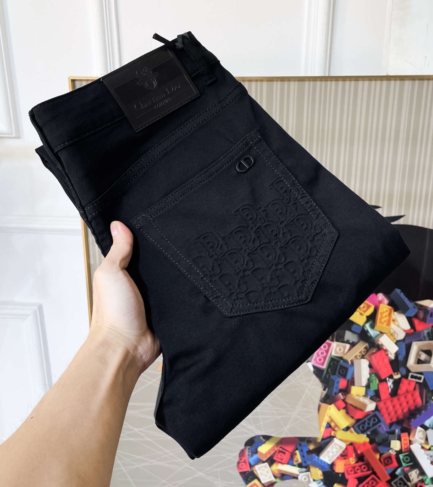 NO:728648,Replacement of Dior after the year - 2026ss spring and summer hot jeans for the Year of the Horse. Original 1:1 production, the perfect choice for daily essentials, simple and elegant, fashionable and stylish, custom imported denim fabric, heavy washing process, complex workmanship and exquisite craftsmanship. Easily cater to the needs of the four seasons, soft and elastic to the touch, smooth and neat, original accessories and hardware, the upper body is comfortable, very easy to wear and durable, size 29-36, dior, jeans,19860909年后退换迪奥 - 2026ss马年春夏大爆款牛仔裤.原单1:1制作,日常必备的完美之选,简单大气亦时尚有型,定制进口丹宁面料 ,重工洗水工艺,做工复杂工艺精湛.轻松迎合四季需要,手感柔软带弹力,流畅利落,原版辅料五金,上身舒适非常易搭耐看码数29-36,,dior,jeans,,Men's clothing