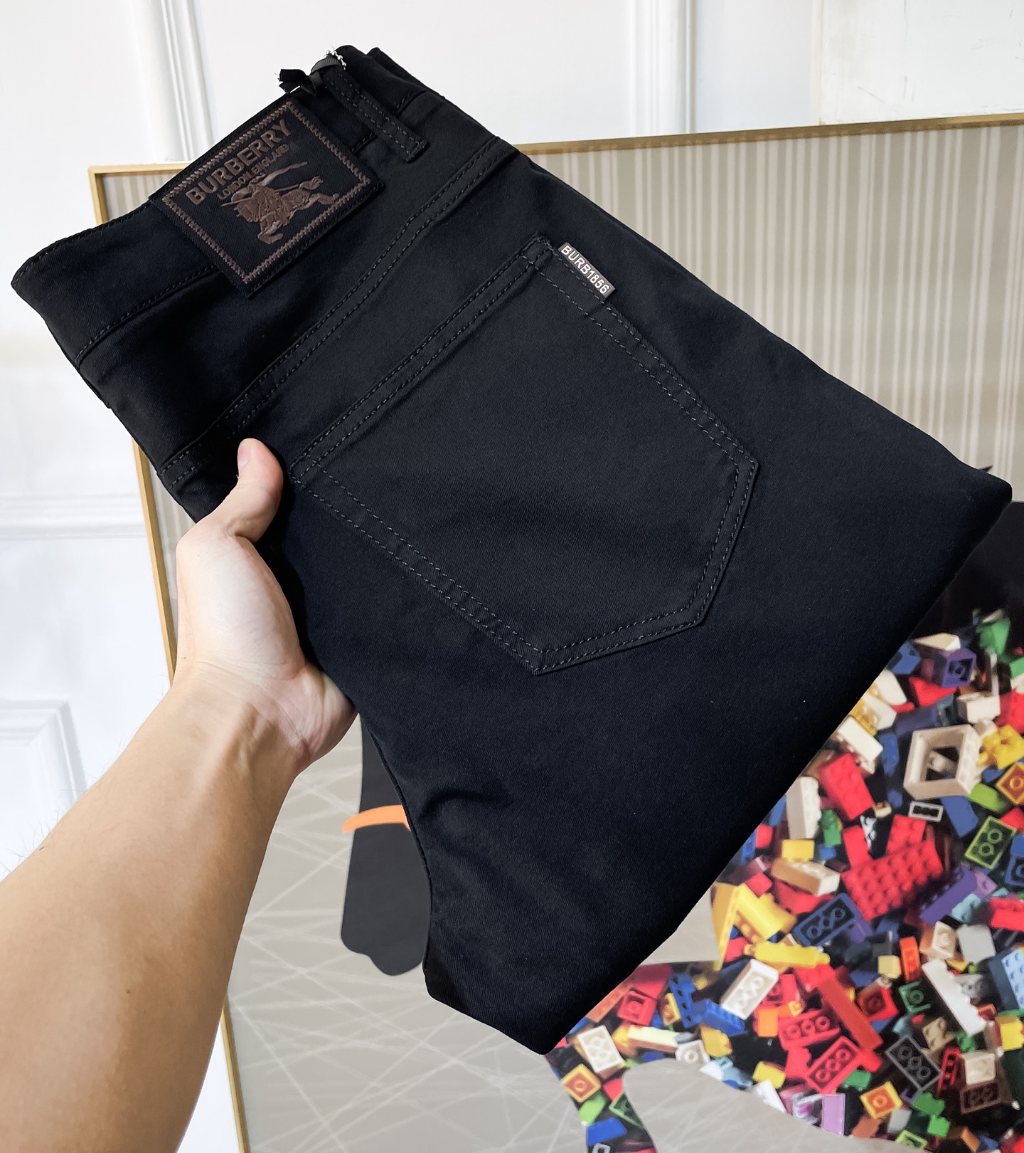 NO:728640,Burberry replacement after the year - 2026ss hot spring and summer jeans for the Year of the Horse. Original 1:1 production, the perfect choice for daily essentials, simple and elegant, fashionable and stylish, custom imported denim fabric, heavy washing process, complex workmanship and exquisite craftsmanship. Easily cater to the needs of the four seasons, soft and elastic, smooth and neat, original accessories and hardware, comfortable upper body, very easy to wear and durable, size 29-36, burberry, jeans,19860909年后退换巴宝莉 - 2026ss马年春夏大爆款牛仔裤.原单1:1制作,日常必备的完美之选,简单大气亦时尚有型,定制进口丹宁面料 ,重工洗水工艺,做工复杂工艺精湛.轻松迎合四季需要,手感柔软带弹力,流畅利落,原版辅料五金,上身舒适非常易搭耐看码数29-36,,burberry,jeans,,Men's clothing