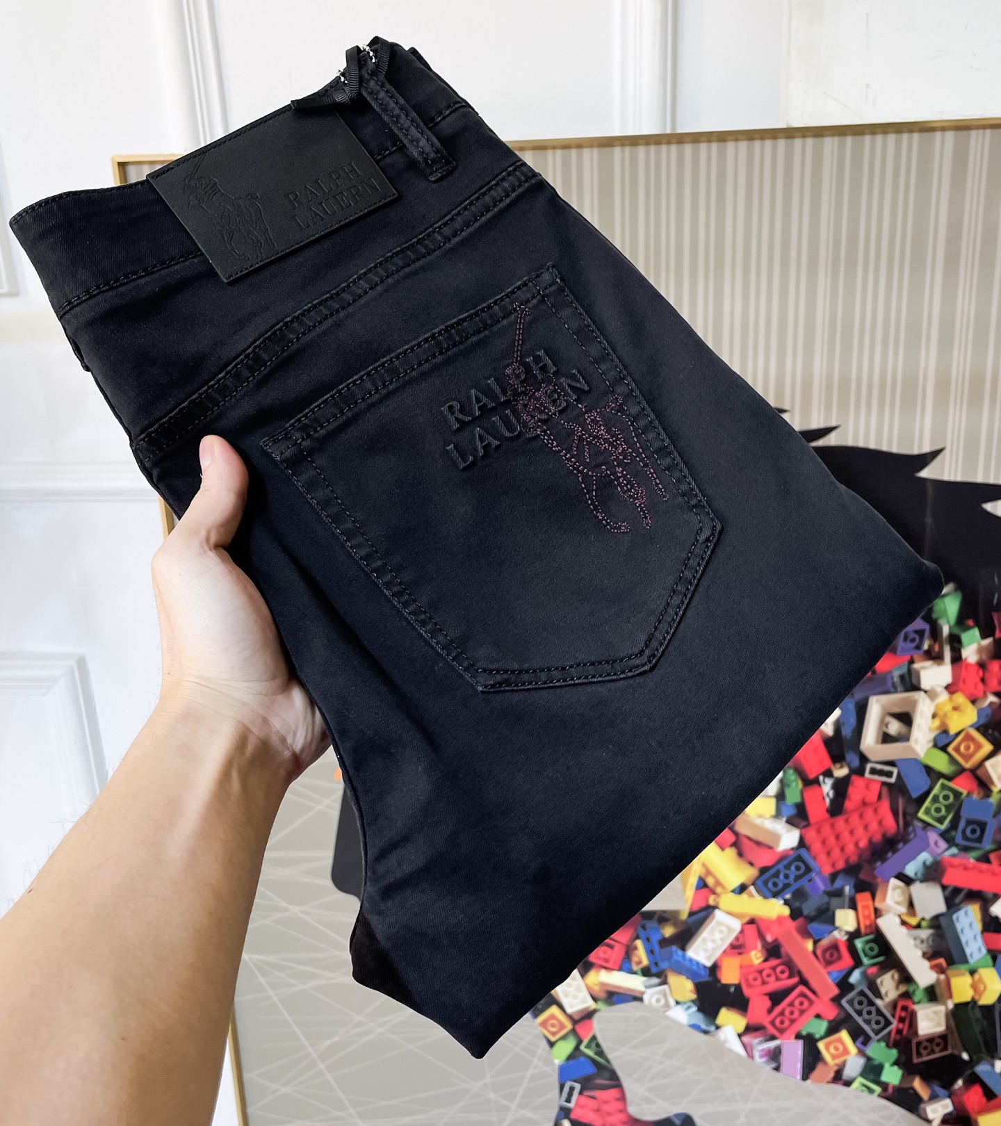 NO:728636,Replacement Paul after the year - 2026ss spring and summer hot-selling jeans for the Year of the Horse. Original 1:1 production, the perfect choice for daily essentials, simple and elegant, fashionable and stylish, customized imported denim fabric, heavy washing process, complex workmanship and exquisite craftsmanship. Easily cater to the needs of the four seasons, soft and elastic, smooth and neat, original accessories and hardware, comfortable upper body, very easy to wear and durable, code number 29-36,,jeans,19860909年后退换保罗 - 2026ss马年春夏大爆款牛仔裤.原单1:1制作,日常必备的完美之选,简单大气亦时尚有型,定制进口丹宁面料 ,重工洗水工艺,做工复杂工艺精湛.轻松迎合四季需要,手感柔软带弹力,流畅利落,原版辅料五金,上身舒适非常易搭耐看码数29-36,,jeans,,Men's clothing