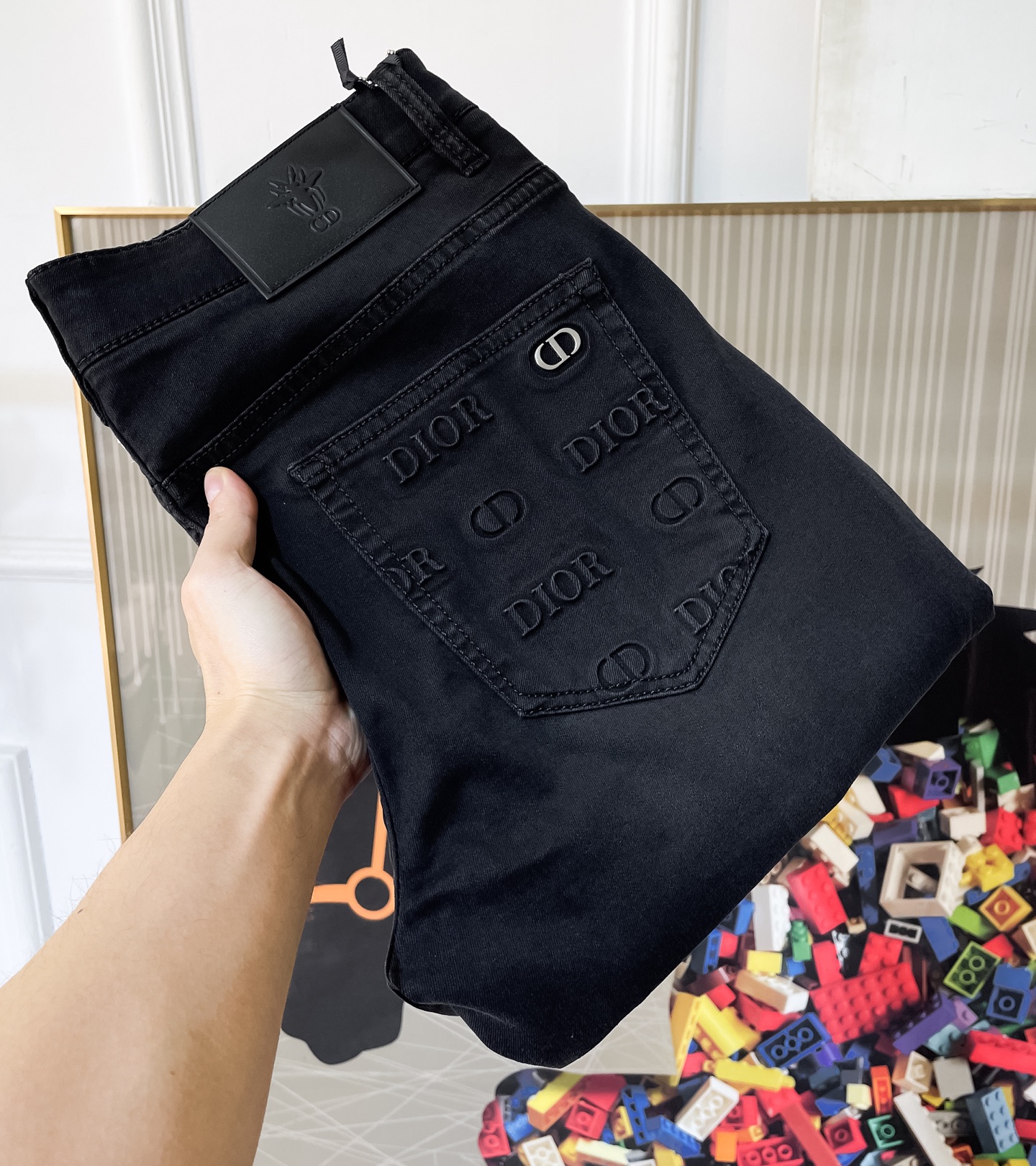 NO:774112,Dior - 2026ss hot spring and summer jeans for the Year of the Horse. Made from original 1:1, perfect for daily essentials, simple and stylish, custom imported denim fabric, heavy washing process, complex workmanship and exquisite craftsmanship. Easily cater to the needs of the four seasons, soft and elastic to the touch, smooth and neat, original accessories and hardware, comfortable upper body, very easy to wear and durable, size 29-36,, dior, jeans,19860909迪奥 - 2026ss马年春夏大爆款牛仔裤.原单1:1制作,日常必备的完美之选,简单大气亦时尚有型,定制进口丹宁面料 ,重工洗水工艺,做工复杂工艺精湛.轻松迎合四季需要,手感柔软带弹力,流畅利落,原版辅料五金,上身舒适非常易搭耐看码数29-36,,dior,jeans,,Men's clothing