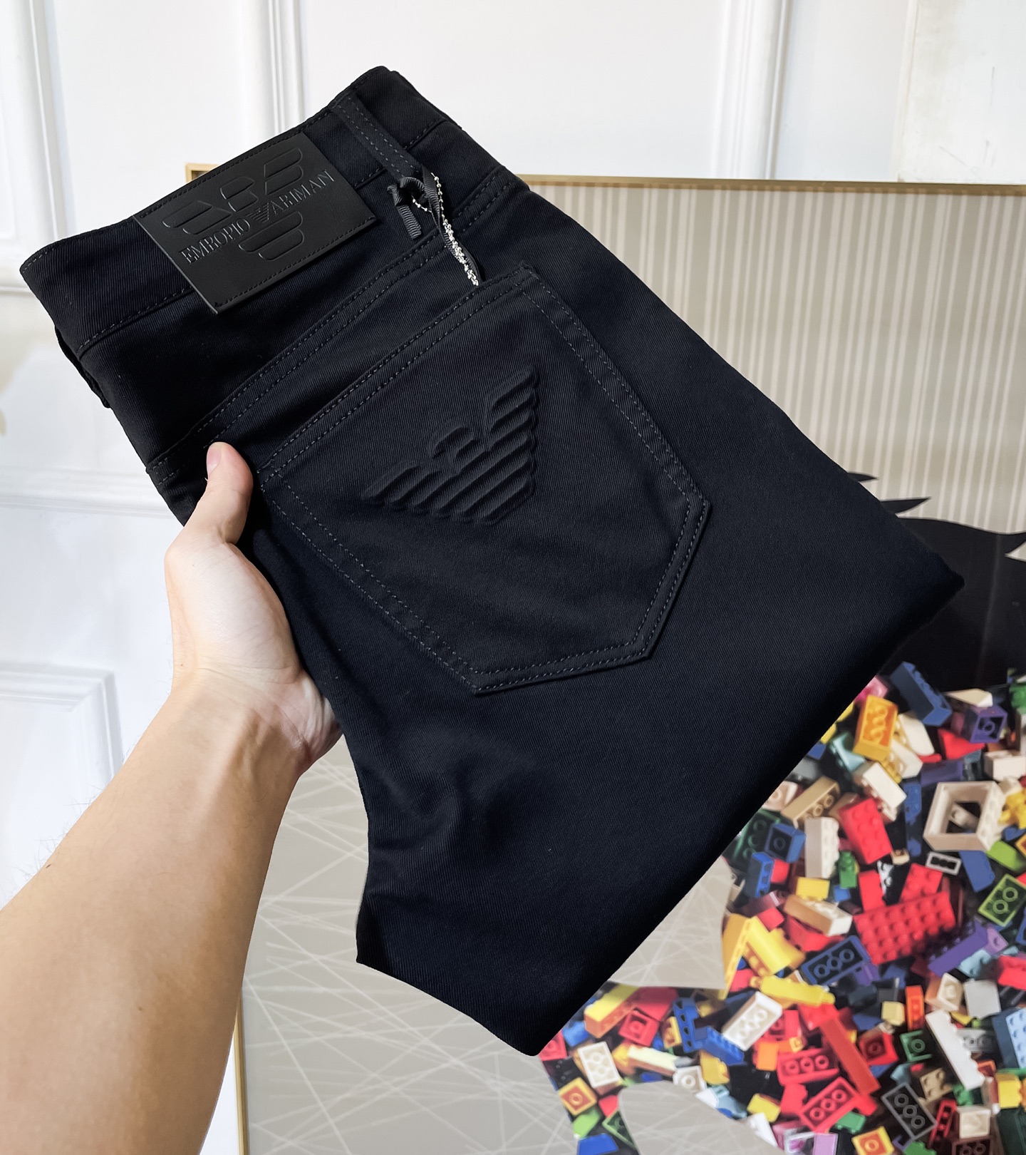 NO:746443,Armani - 2026ss hot spring and summer jeans for the Year of the Horse. Original 1:1 production, the perfect choice for daily essentials, simple and elegant, fashionable and stylish, customized imported denim fabric, heavy washing process, complex workmanship and exquisite craftsmanship. Easily cater to the needs of the four seasons, soft and elastic to the touch, smooth and neat, original accessories and hardware, comfortable upper body, very easy to wear and durable, size 29-36,,armani,jeans,19860909阿玛尼 - 2026ss马年春夏大爆款牛仔裤.原单1:1制作,日常必备的完美之选,简单大气亦时尚有型,定制进口丹宁面料 ,重工洗水工艺,做工复杂工艺精湛.轻松迎合四季需要,手感柔软带弹力,流畅利落,原版辅料五金,上身舒适非常易搭耐看码数29-36,,armani,jeans,,Men's clothing