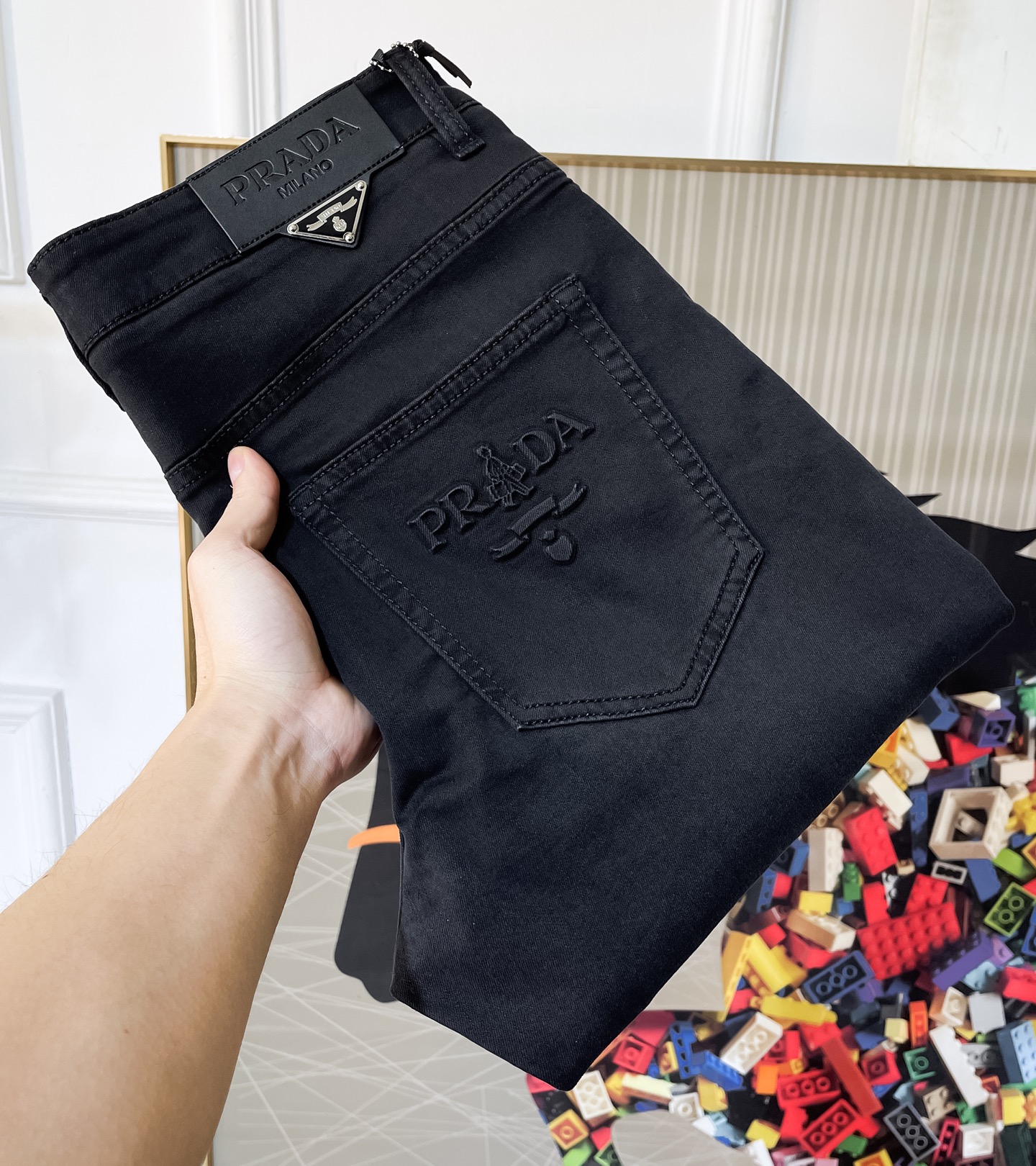 NO:774109,Prada - 2026ss hot spring and summer jeans for the Year of the Horse. Original 1:1 production, a perfect choice for daily necessities, simple and elegant, fashionable and stylish, customized imported denim fabric, heavy washing process, complex workmanship and exquisite craftsmanship. Easily cater to the needs of the four seasons, soft and elastic to the touch, smooth and neat, original accessories and hardware, comfortable upper body, very easy to wear and durable, size 29-36,, prada,jeans,19860909普拉达 - 2026ss马年春夏大爆款牛仔裤.原单1:1制作,日常必备的完美之选,简单大气亦时尚有型,定制进口丹宁面料 ,重工洗水工艺,做工复杂工艺精湛.轻松迎合四季需要,手感柔软带弹力,流畅利落,原版辅料五金,上身舒适非常易搭耐看码数29-36,,prada,jeans,,Men's clothing