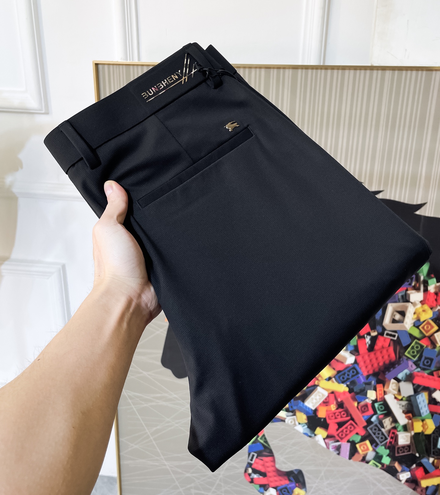 NO:746458,Burberry - 2026ss Spring and Summer Year of the Horse 9-point casual pants. Original 1:1 production, a perfect choice for daily necessities, simple and elegant, fashionable and stylish, custom imported European cotton fabrics, heavy washing process, complex workmanship and exquisite craftsmanship. Easily cater to the needs of the four seasons, soft and elastic, smooth and neat, original accessories and hardware, comfortable upper body, very easy to wear and durable, size 29-38,, burberry,19860909巴宝莉 - 2026ss马年春夏贺岁款9分休闲裤.原单1:1制作,日常必备的完美之选,简单大气亦时尚有型,定制进口欧棉面料 ,重工洗水工艺,做工复杂工艺精湛.轻松迎合四季需要,手感柔软带弹力,流畅利落,原版辅料五金,上身舒适非常易搭耐看码数29-38,,burberry,,Men's clothing