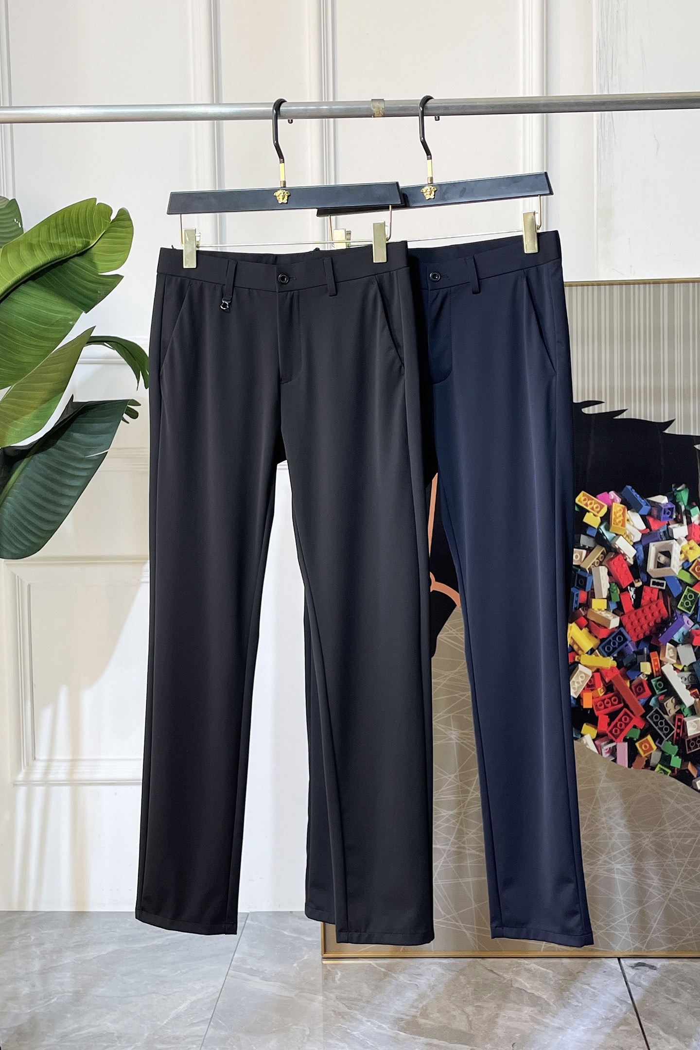 NO:746452,Meng Mouth - 2026ss Spring and Summer New Year's Casual Pants for the Year of the Horse. Original 1:1 production, a perfect choice for daily necessities, simple and elegant, fashionable and stylish, custom-made imported European cotton fabrics, heavy washing process, complex workmanship and exquisite craftsmanship. Easily cater to the needs of the four seasons, soft and elastic to the touch, smooth and neat, original accessories and hardware, comfortable upper body, very easy to wear and durable, size 29-38, Moncler,19860909蒙口 - 2026ss马年春夏贺岁款休闲裤.原单1:1制作,日常必备的完美之选,简单大气亦时尚有型,定制进口欧棉面料 ,重工洗水工艺,做工复杂工艺精湛.轻松迎合四季需要,手感柔软带弹力,流畅利落,原版辅料五金,上身舒适非常易搭耐看码数29-38,,Moncler,,Men's clothing