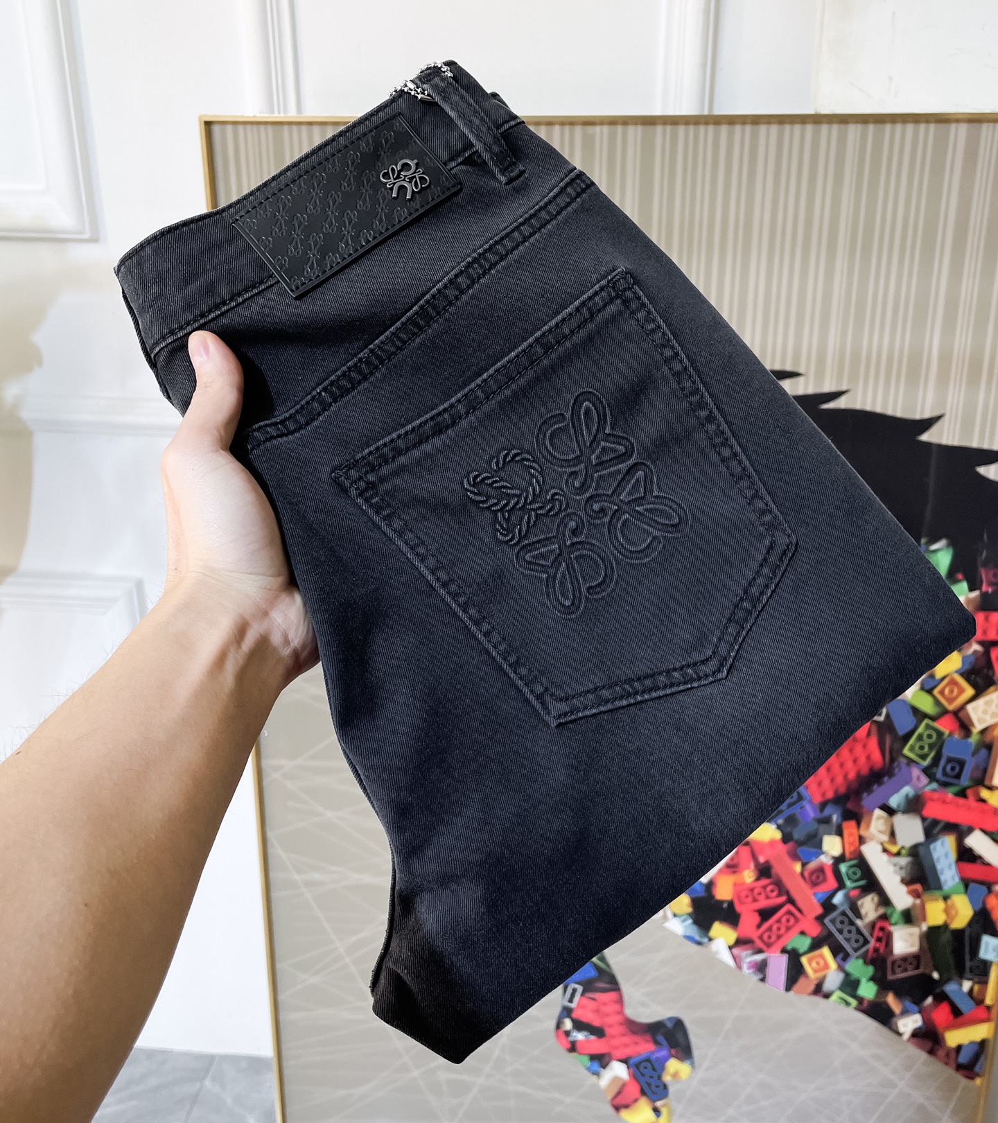 NO:746440,Loewe - 2026ss hot spring and summer jeans for the Year of the Horse. Original 1:1 production, a perfect choice for daily necessities, simple and elegant, fashionable and stylish, customized imported denim fabric, heavy washing process, complex workmanship and exquisite craftsmanship. Easily cater to the needs of the four seasons, soft and elastic to the touch, smooth and neat, original accessories and hardware, comfortable upper body, very easy to wear and durable, size 29-38,, loewe, jeans,19860909罗意威 - 2026ss马年春夏大爆款牛仔裤.原单1:1制作,日常必备的完美之选,简单大气亦时尚有型,定制进口丹宁面料 ,重工洗水工艺,做工复杂工艺精湛.轻松迎合四季需要,手感柔软带弹力,流畅利落,原版辅料五金,上身舒适非常易搭耐看码数29-38,,loewe,jeans,,Men's clothing