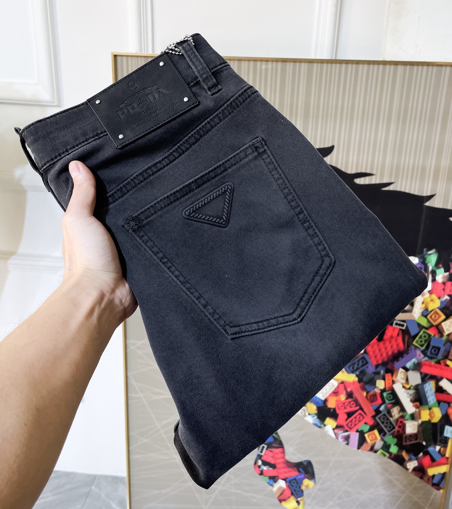 NO:746442,Prada - 2026ss hot spring and summer jeans for the Year of the Horse. Original 1:1 production, a perfect choice for daily necessities, simple and stylish, custom imported denim fabric, heavy washing process, complex workmanship and exquisite craftsmanship. Easily cater to the needs of the four seasons, soft and elastic to the touch, smooth and neat, original accessories and hardware, comfortable upper body, very easy to wear and durable, size 29-38,, prada,jeans,19860909普拉达 - 2026ss马年春夏大爆款牛仔裤.原单1:1制作,日常必备的完美之选,简单大气亦时尚有型,定制进口丹宁面料 ,重工洗水工艺,做工复杂工艺精湛.轻松迎合四季需要,手感柔软带弹力,流畅利落,原版辅料五金,上身舒适非常易搭耐看码数29-38,,prada,jeans,,Men's clothing