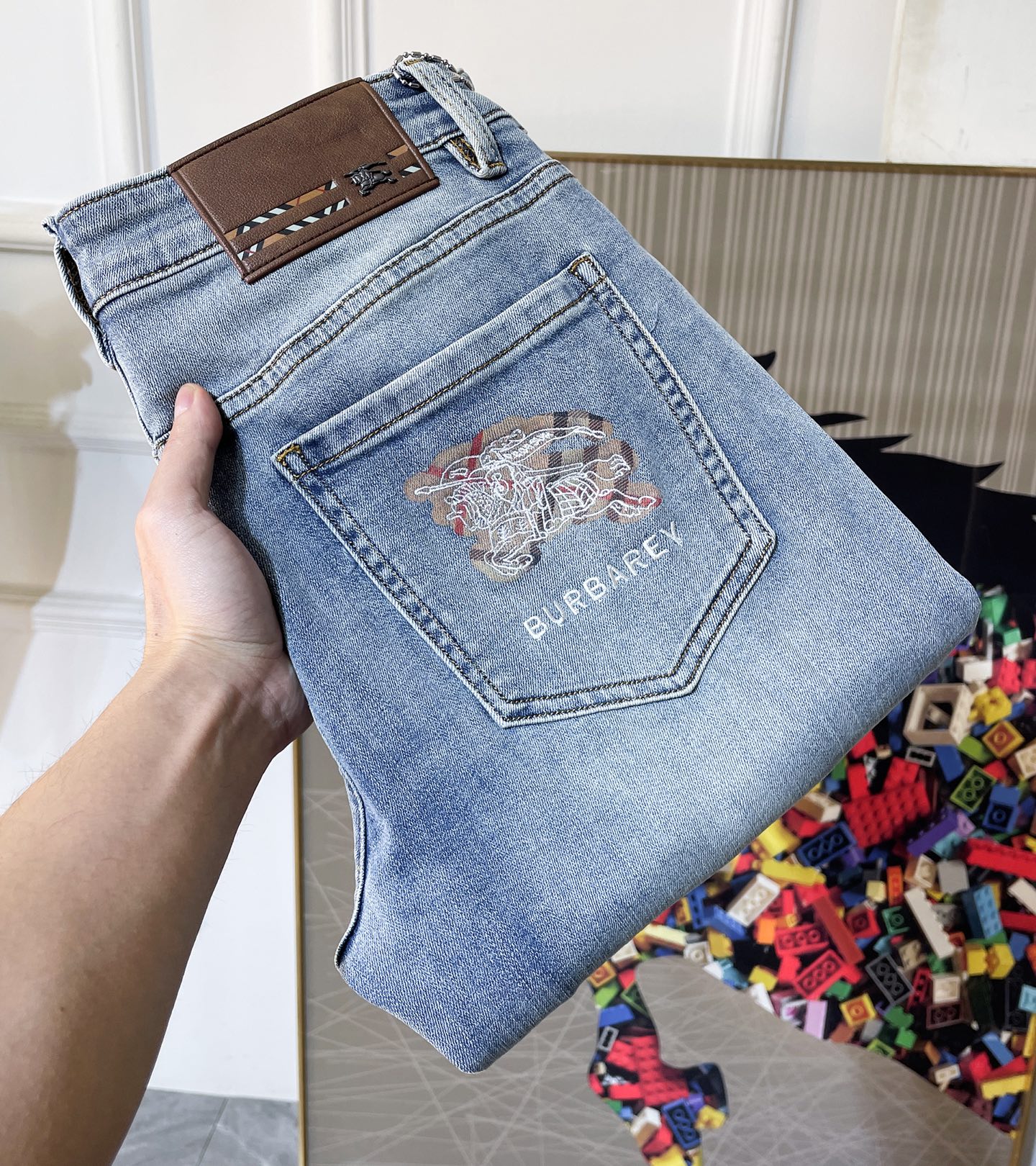 NO:746438,Burberry - 2026ss hot spring and summer jeans for the Year of the Horse. Original 1:1 production, a perfect choice for daily essentials, simple and elegant, fashionable and stylish, customized imported denim fabric, heavy washing process, complex workmanship and exquisite craftsmanship. Easily cater to the needs of the four seasons, soft and elastic to the touch, smooth and neat, original accessories and hardware, comfortable upper body, very easy to wear and durable, size 29-38,, burberry, jeans,19860909巴宝莉 - 2026ss马年春夏大爆款牛仔裤.原单1:1制作,日常必备的完美之选,简单大气亦时尚有型,定制进口丹宁面料 ,重工洗水工艺,做工复杂工艺精湛.轻松迎合四季需要,手感柔软带弹力,流畅利落,原版辅料五金,上身舒适非常易搭耐看码数29-38,,burberry,jeans,,Men's clothing