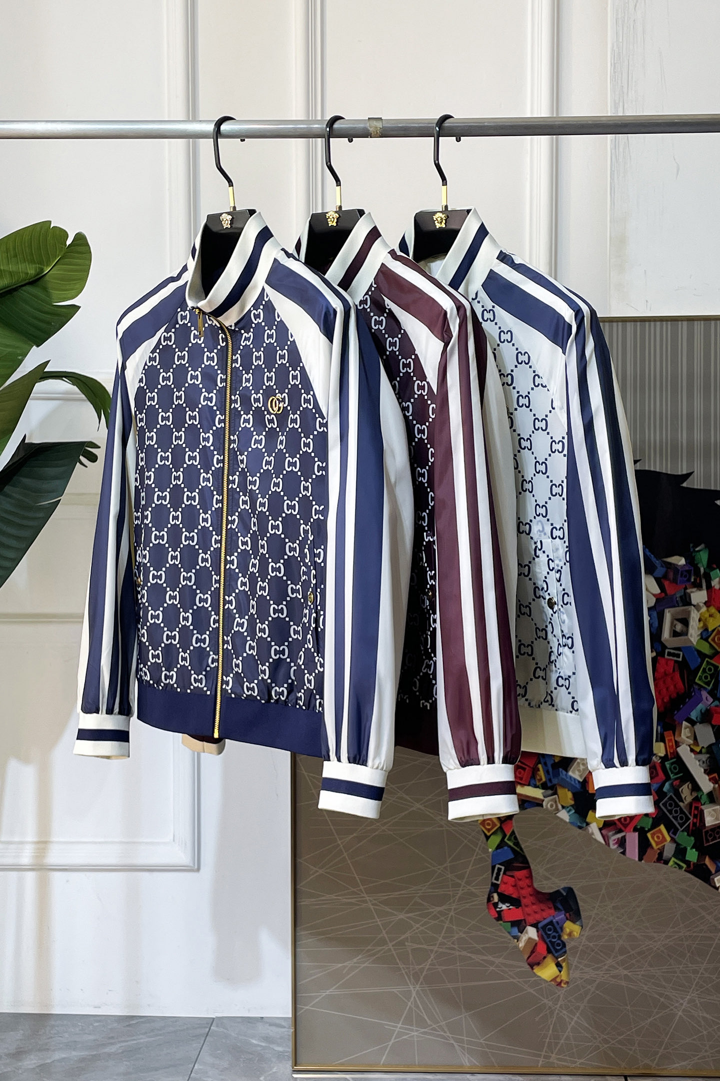 NO:828363,Gucci - 2026ss Year of the Horse Spring Jacket, customized with high-quality polyester fiber fabric!  Logo design with top fashion big-name elements, complete with three standards!  Original hardware accessories, smooth lines, exquisite craftsmanship, awesome upper body shape, comfortable fabrics, windproof and warm, it is very fashionable, handsome and a must-have for casual and fashionable men with any combination!  Sizes M-3XL can fit up to 200 pounds!  ,,jackets & coats,jackets & coats,19860909古奇- 2026ss马年贺岁款春装夹克外套,定制高品质聚酯纤维面料！顶级时尚大牌元素logo设计,三标齐全！原版五金辅料,线条流畅,工艺精致,上身版型超赞,面料舒适,挡风保暖,随意搭配都非常时尚帅气休闲时尚男仕必备款哦！尺码M-3XL 最大穿200斤！,,jackets & coats,jackets & coats,,Men's clothing