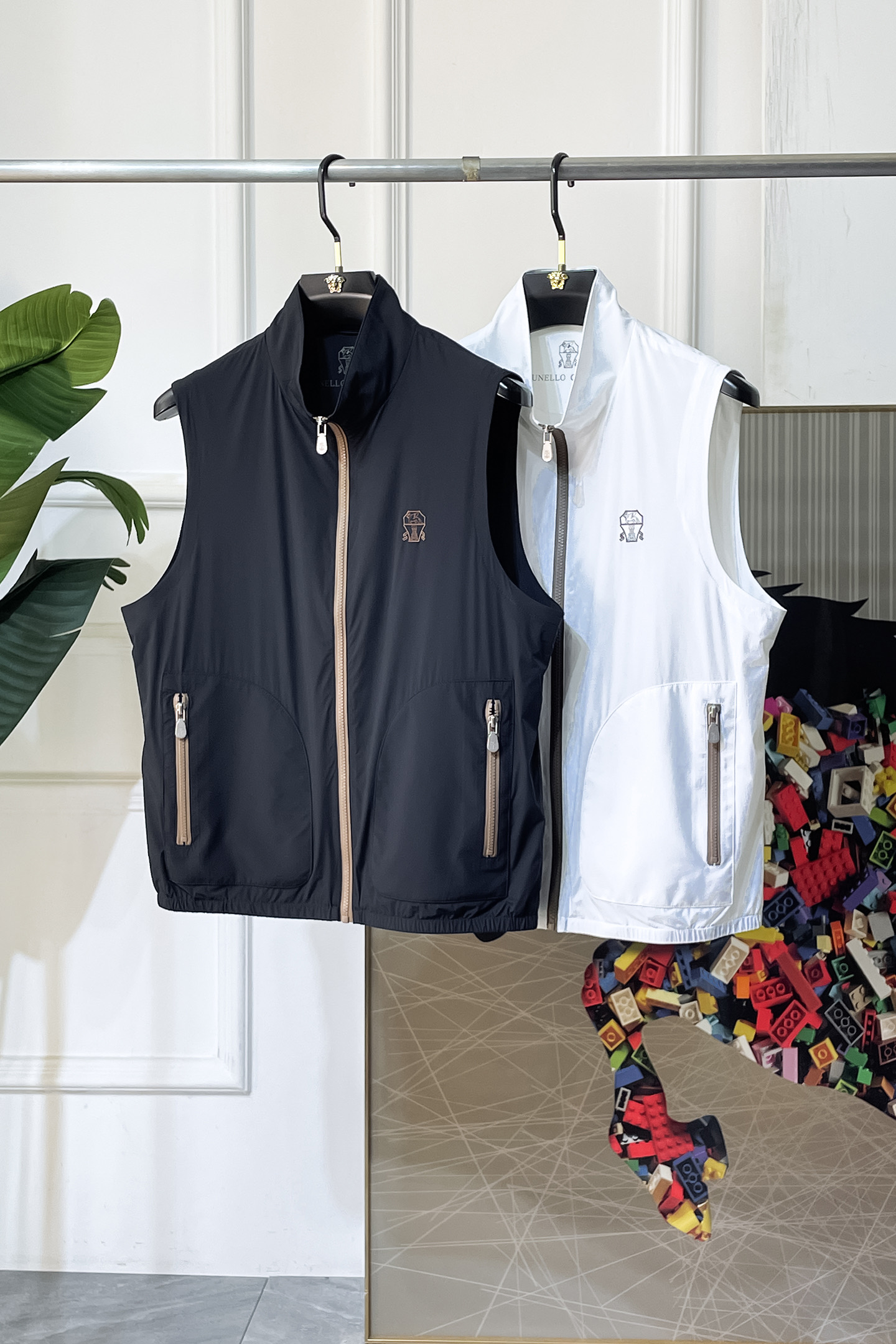 NO:757865,BC - 2026ss Year of the Horse Spring Vest Jacket, customized with high-quality polyester fiber fabric!  Logo design with top fashion big-name elements, complete with three standards!  Original hardware accessories, smooth lines, exquisite craftsmanship, awesome upper body shape, comfortable fabrics, windproof and warm, it is very fashionable, handsome and a must-have for casual and fashionable men with any combination!  Sizes M-3XL can fit up to 190 pounds!  ,,jackets & coats,19860909BC - 2026ss马年贺岁款春装马甲外套,定制高品质聚酯纤维面料！顶级时尚大牌元素logo设计,三标齐全！原版五金辅料,线条流畅,工艺精致,上身版型超赞,面料舒适,挡风保暖,随意搭配都非常时尚帅气休闲时尚男仕必备款哦！尺码M-3XL 最大穿190斤！,,jackets & coats,,Men's clothing