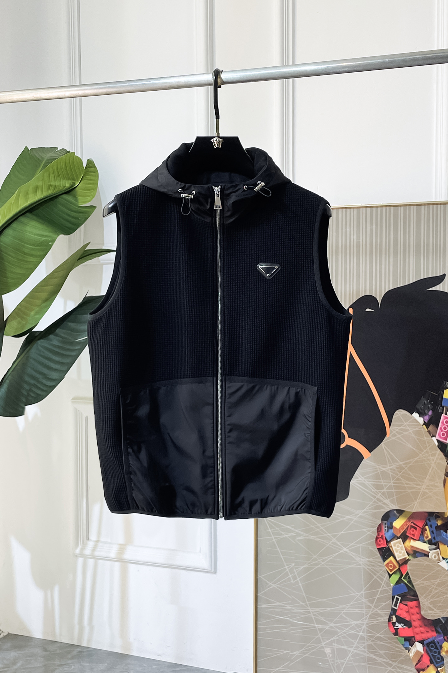 NO:757796,Prada - 2026ss Year of the Horse Spring Vest Jacket, customized with high-quality polyester fiber fabric!  Logo design with top fashion big-name elements, complete with three standards!  Original hardware accessories, smooth lines, exquisite craftsmanship, awesome upper body shape, comfortable fabrics, windproof and warm, it is very fashionable, handsome and a must-have for casual and fashionable men with any combination!  Sizes M-3XL can fit up to 190 pounds!  ,,prada,jackets & coats,19860909普拉达- 2026ss马年贺岁款春装马甲外套,定制高品质聚酯纤维面料！顶级时尚大牌元素logo设计,三标齐全！原版五金辅料,线条流畅,工艺精致,上身版型超赞,面料舒适,挡风保暖,随意搭配都非常时尚帅气休闲时尚男仕必备款哦！尺码M-3XL 最大穿190斤！,,prada,jackets & coats,,Men's clothing