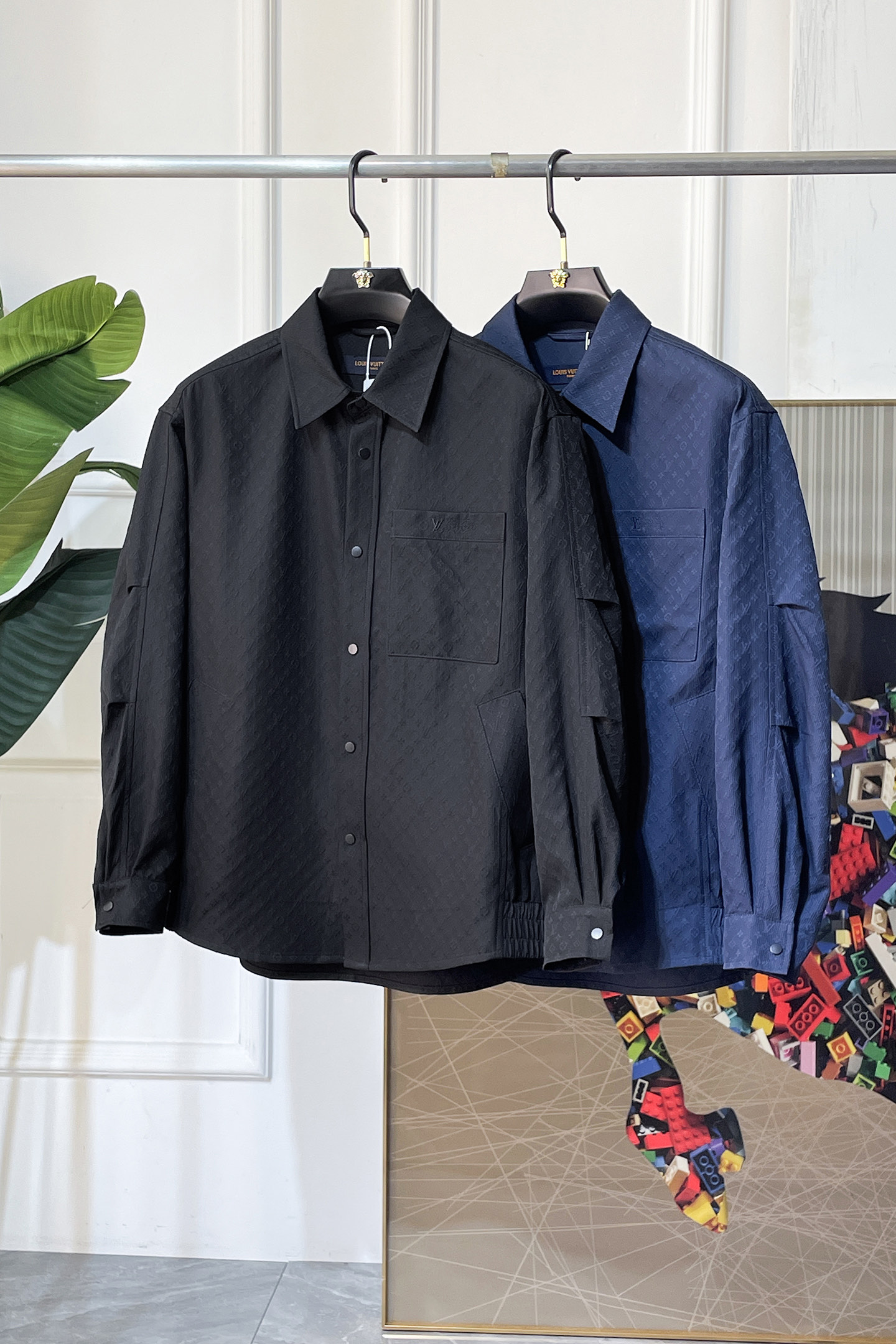 NO:746434,LV- 2026ss Year of the Horse Spring Jacket, customized with high-quality polyester fiber fabric!  Logo design with top fashion big-name elements, complete with three standards!  Original hardware accessories, smooth lines, exquisite craftsmanship, awesome upper body shape, comfortable fabrics, windproof and warm, it is very fashionable, handsome and a must-have for casual and fashionable men with any combination!  Sizes M-3XL can fit up to 190 pounds!  ,,louis vuitton,jackets & coats,jackets & coats,19860909LV- 2026ss马年贺岁款春装夹克外套,定制高品质聚酯纤维面料！顶级时尚大牌元素logo设计,三标齐全！原版五金辅料,线条流畅,工艺精致,上身版型超赞,面料舒适,挡风保暖,随意搭配都非常时尚帅气休闲时尚男仕必备款哦！尺码M-3XL 最大穿190斤！,,louis vuitton,jackets & coats,jackets & coats,,Men's clothing