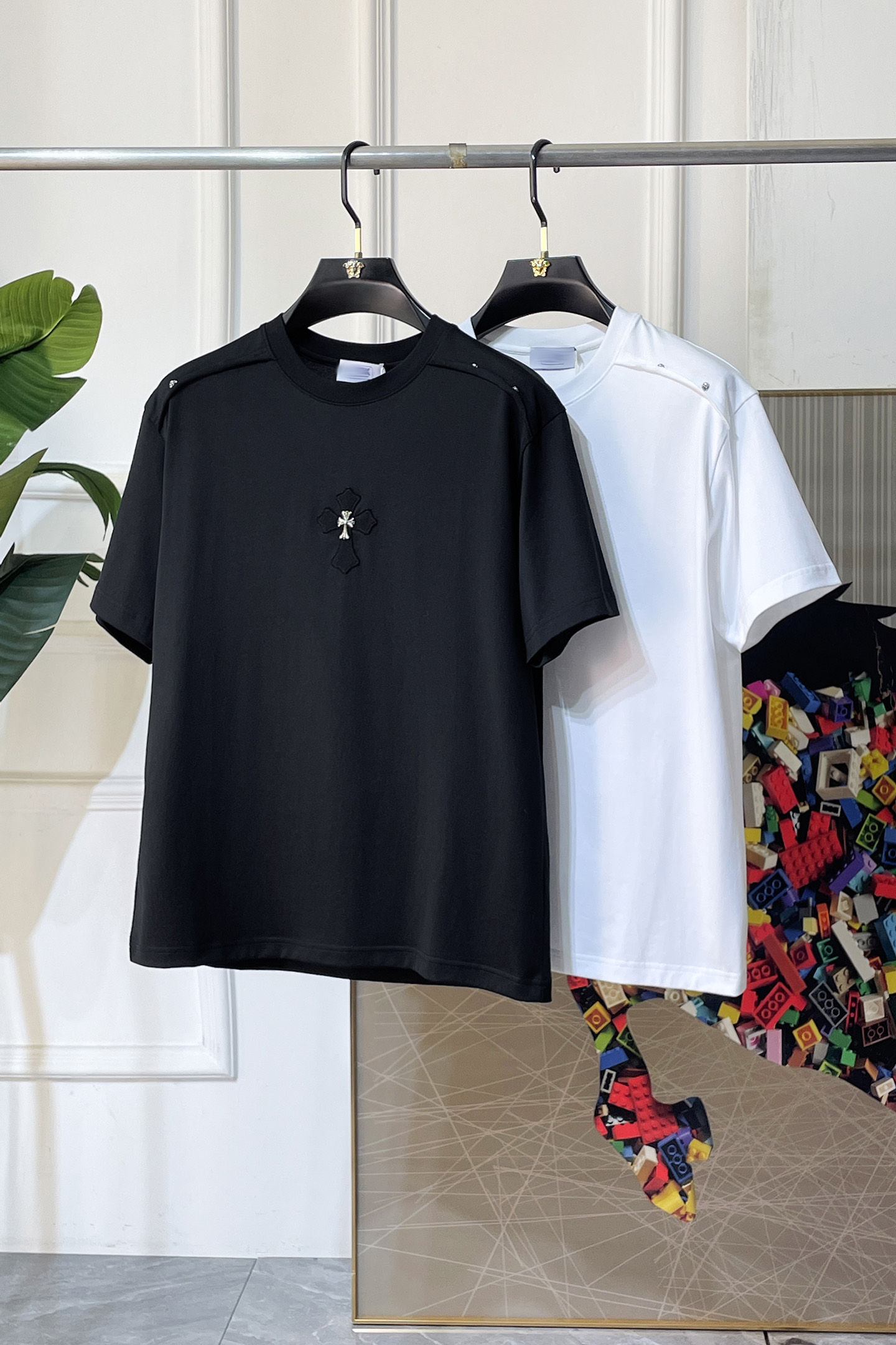 NO:847872,Croxin - 2026 Year of the Horse spring and summer new men's short-sleeved T-shirt, urban casual style, a highly designed item, top-grade foreign merchants provide customized cotton fabrics, extremely comfortable and breathable, positive skin-friendly, subverting the comfort experience brought by traditional fabrics, exquisite craftsmanship and accessories. The brand LOGO pattern on the chest is made with unique craftsmanship, with strong style. Original tailoring, meticulous detail processing better highlights its quality. Color black white Size M-3XL  Can wear up to 200 pounds!  ,,chrome hearts,T-shirt,tees,t-shirt,19860909克罗芯 - 2026马年春夏新款男士短袖T恤,都市休闲风格,极具设计感的一款单品,顶级外商客供定制棉面料,上手极微舒适透气,亲肤性积极,颠覆传统面料所带来的舒适体验,工艺辅料考究.胸前品牌LOGO图案以独特工艺制作而成,风格性极强.原版剪裁,一丝不苟细节处理更佳彰显其品质.颜色黑色 白色 尺码M-3XL 最大可穿200斤！,,chrome hearts,T-shirt,tees，t-shirt,,Men's clothing