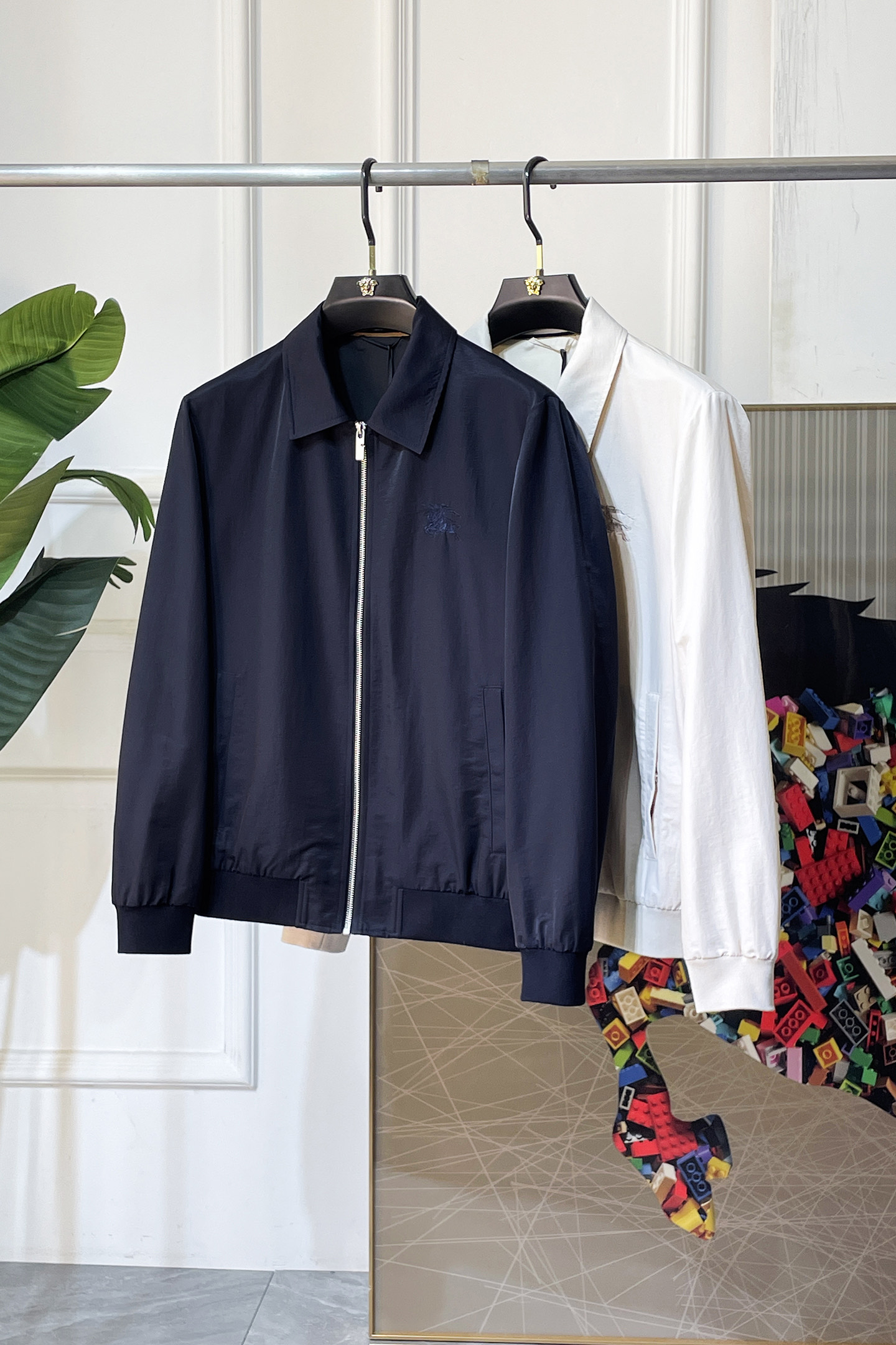 NO:757877,Burberry - 2026ss Year of the Horse Spring Jacket, customized with high-quality polyester fiber fabric!  Logo design with top fashion big-name elements, complete with three standards!  Original hardware accessories, smooth lines, exquisite craftsmanship, awesome upper body shape, comfortable fabrics, windproof and warm, it is very fashionable, handsome and a must-have for casual and fashionable men with any combination!  Sizes M-3XL can fit up to 190 pounds!  ,,burberry,jackets & coats,jackets & coats,19860909巴宝莉- 2026ss马年贺岁款春装夹克外套,定制高品质聚酯纤维面料！顶级时尚大牌元素logo设计,三标齐全！原版五金辅料,线条流畅,工艺精致,上身版型超赞,面料舒适,挡风保暖,随意搭配都非常时尚帅气休闲时尚男仕必备款哦！尺码M-3XL 最大穿190斤！,,burberry,jackets & coats,jackets & coats,,Men's clothing