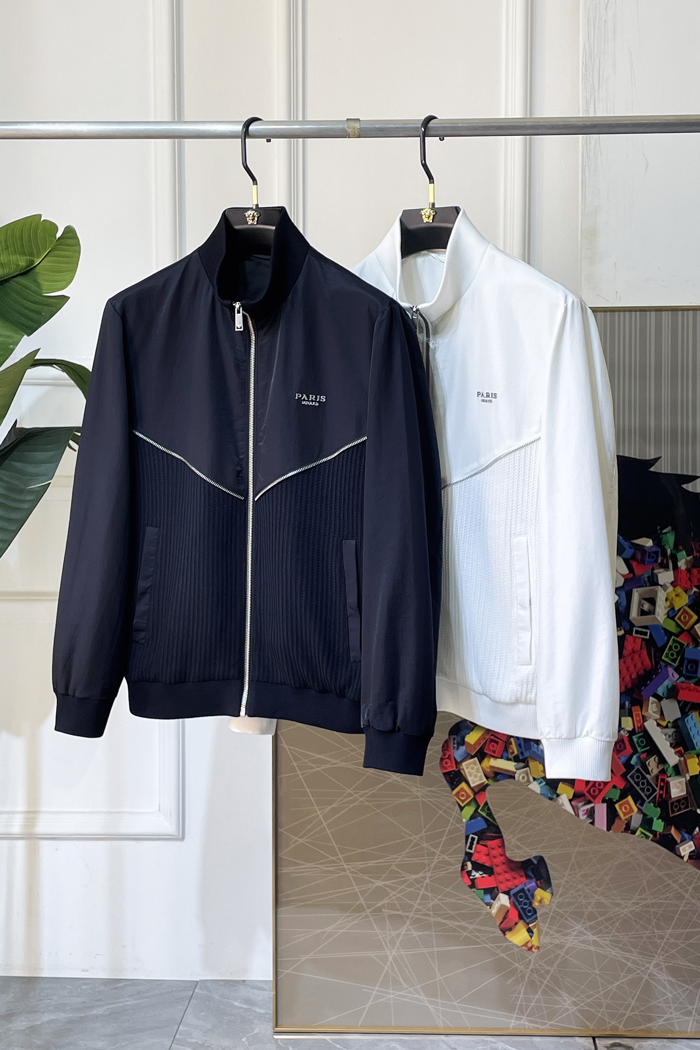 NO:746433,Prada - 2026ss Year of the Horse Spring Jacket, customized with high-quality polyester fiber fabric!  Logo design with top fashion big-name elements, complete with three standards!  Original hardware accessories, smooth lines, exquisite craftsmanship, awesome upper body shape, comfortable fabrics, windproof and warm, it is very fashionable, handsome and a must-have for casual and fashionable men with any combination!  Sizes M-3XL can fit up to 190 pounds!  ,,prada,jackets & coats,jackets & coats,19860909普拉达 - 2026ss马年贺岁款春装夹克外套,定制高品质聚酯纤维面料！顶级时尚大牌元素logo设计,三标齐全！原版五金辅料,线条流畅,工艺精致,上身版型超赞,面料舒适,挡风保暖,随意搭配都非常时尚帅气休闲时尚男仕必备款哦！尺码M-3XL 最大穿190斤！,,prada,jackets & coats,jackets & coats,,Men's clothing