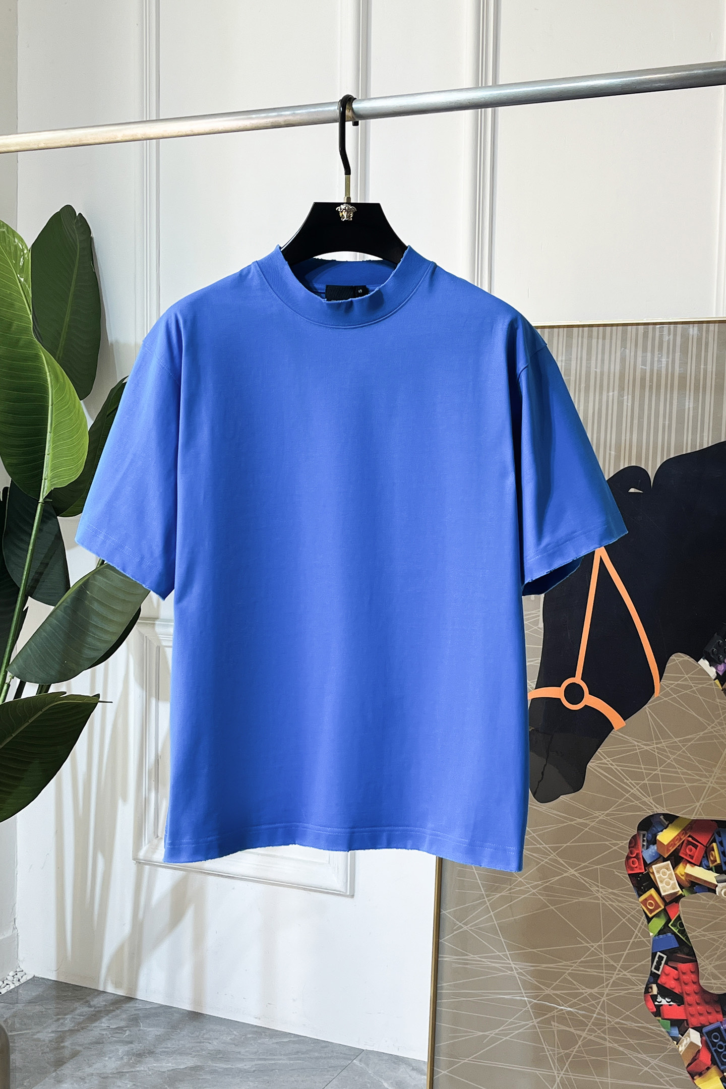 NO:744903,Balenciaga - 2026 Year of the Horse spring and summer new men's wide-edition short-sleeved T-shirt, urban casual style, a highly designed item, top-grade foreign merchants provide customized cotton fabrics, extremely comfortable and breathable, positive skin-friendly, subverting the comfort experience brought by traditional fabrics, exquisite craftsmanship and accessories. The brand LOGO pattern on the chest is made with unique craftsmanship, with strong style. Original tailoring, meticulous detail processing better highlights its quality. Loose size S-XXL  The maximum weight you can wear!  ,,balenciaga,T-shirt,tees,t-shirt,19860909巴黎世家 - 2026马年春夏新款男士阔版短袖T恤,都市休闲风格,极具设计感的一款单品,顶级外商客供定制棉面料,上手极微舒适透气,亲肤性积极,颠覆传统面料所带来的舒适体验,工艺辅料考究.胸前品牌LOGO图案以独特工艺制作而成,风格性极强.原版剪裁,一丝不苟细节处理更佳彰显其品质.宽松尺码S-XXL 最大可穿斤！,,balenciaga,T-shirt,tees，t-shirt,,Men's clothing