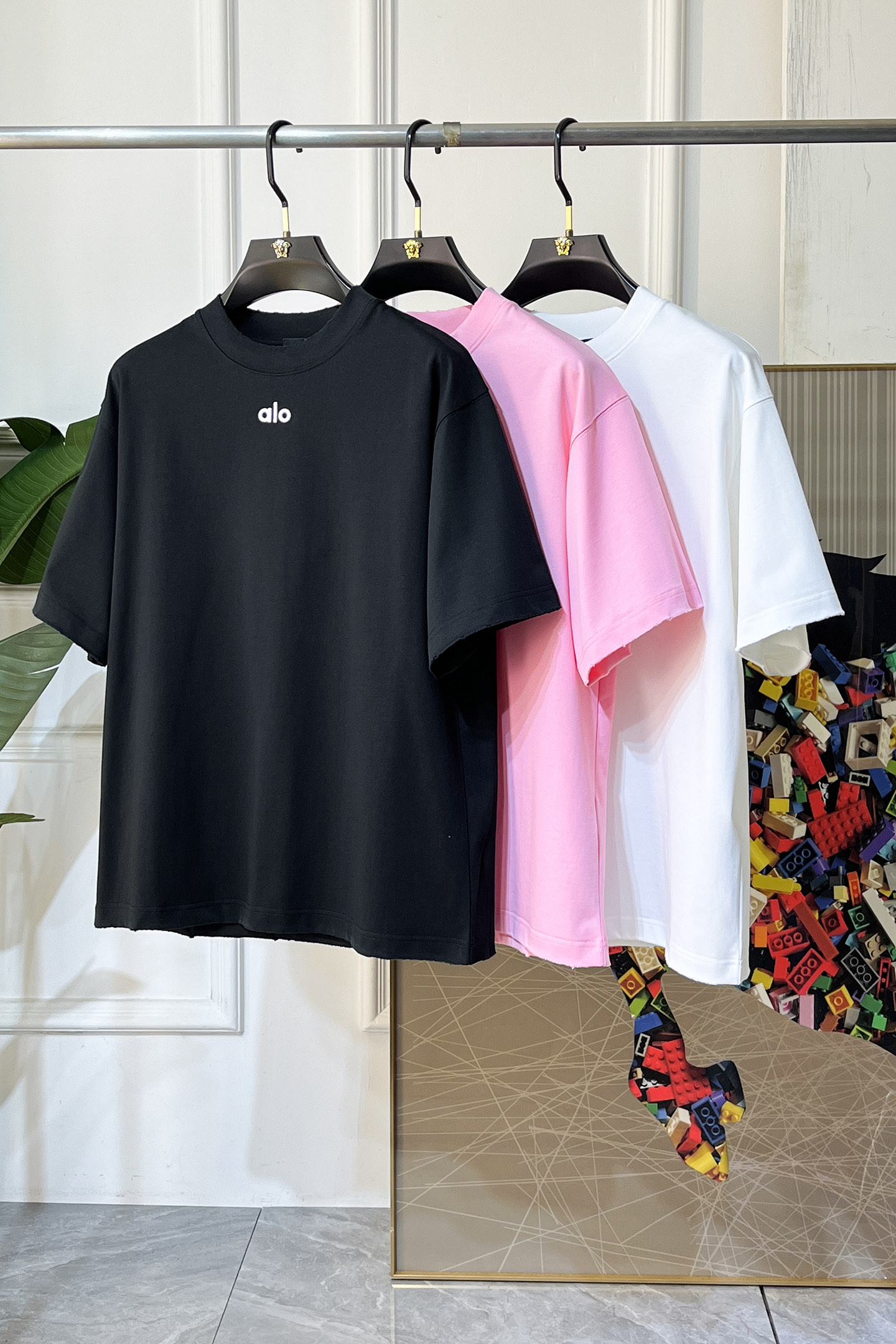 NO:744907,alo - 2026 Year of the Horse spring and summer new men's wide-edition short-sleeved T-shirt, urban casual style, a very design item, top-grade foreign merchants provide customized cotton fabrics, extremely comfortable and breathable, positive skin-friendly, subverting the comfort experience brought by traditional fabrics, exquisite craftsmanship and accessories. The brand LOGO pattern on the chest is made with unique craftsmanship, with strong style. Original tailoring, meticulous detail processing better highlights its quality. Loose size S-XXL  Can wear up to 220 pounds!  ,,T-shirt,tees,t-shirt,19860909alo - 2026马年春夏新款男士阔版短袖T恤,都市休闲风格,极具设计感的一款单品,顶级外商客供定制棉面料,上手极微舒适透气,亲肤性积极,颠覆传统面料所带来的舒适体验,工艺辅料考究.胸前品牌LOGO图案以独特工艺制作而成,风格性极强.原版剪裁,一丝不苟细节处理更佳彰显其品质.宽松尺码S-XXL 最大可穿220斤！,,T-shirt,tees，t-shirt,,Men's clothing