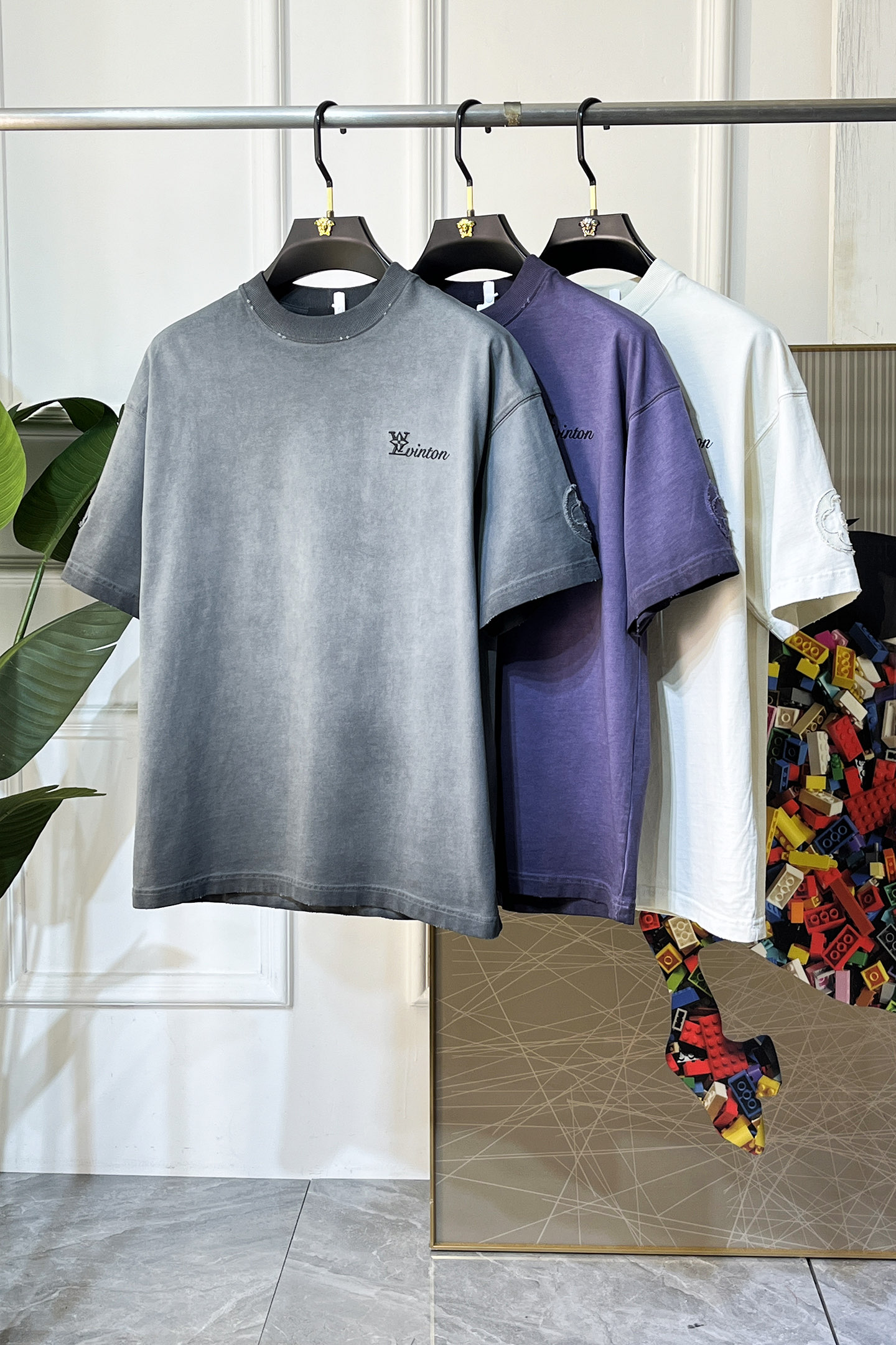 NO:744913,LV - 2026 Year of the Horse spring and summer new men's wide-edition short-sleeved T-shirt, urban casual style, a highly designed item, top-grade foreign merchants provide customized cotton fabrics, extremely comfortable and breathable, positive skin-friendly, subverting the comfort experience brought by traditional fabrics, exquisite craftsmanship and accessories. The brand LOGO pattern on the chest is made with unique craftsmanship, with strong style. Original tailoring, meticulous detail processing better highlights its quality. Loose size S-XXL  Can wear up to 220 pounds!  ,,louis vuitton,T-shirt,tees,t-shirt,19860909LV - 2026马年春夏新款男士阔版短袖T恤,都市休闲风格,极具设计感的一款单品,顶级外商客供定制棉面料,上手极微舒适透气,亲肤性积极,颠覆传统面料所带来的舒适体验,工艺辅料考究.胸前品牌LOGO图案以独特工艺制作而成,风格性极强.原版剪裁,一丝不苟细节处理更佳彰显其品质.宽松尺码S-XXL 最大可穿220斤！,,louis vuitton,T-shirt,tees，t-shirt,,Men's clothing