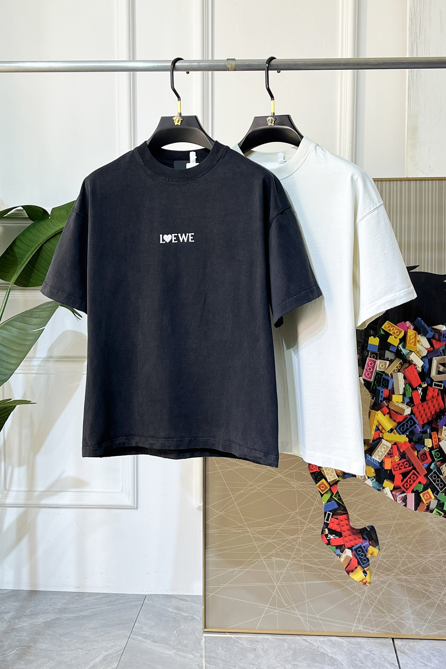 NO:744925,Loewe - 2026 Year of the Horse Spring and Summer new men's wide-edition short-sleeved T-shirt, urban casual style, a very design item, top-grade foreign merchants provide customized cotton fabrics, extremely comfortable and breathable, positive skin-friendly, subverting the comfort experience brought by traditional fabrics, exquisite craftsmanship and accessories. The brand LOGO pattern on the chest is made with unique craftsmanship, with strong style. Original tailoring, meticulous detail processing better highlights its quality. Loose size S-XXL  Can wear up to 220 pounds!  ,,loewe,T-shirt,tees,t-shirt,19860909罗意威 - 2026马年春夏新款男士阔版短袖T恤,都市休闲风格,极具设计感的一款单品,顶级外商客供定制棉面料,上手极微舒适透气,亲肤性积极,颠覆传统面料所带来的舒适体验,工艺辅料考究.胸前品牌LOGO图案以独特工艺制作而成,风格性极强.原版剪裁,一丝不苟细节处理更佳彰显其品质.宽松尺码S-XXL 最大可穿220斤！,,loewe,T-shirt,tees，t-shirt,,Men's clothing