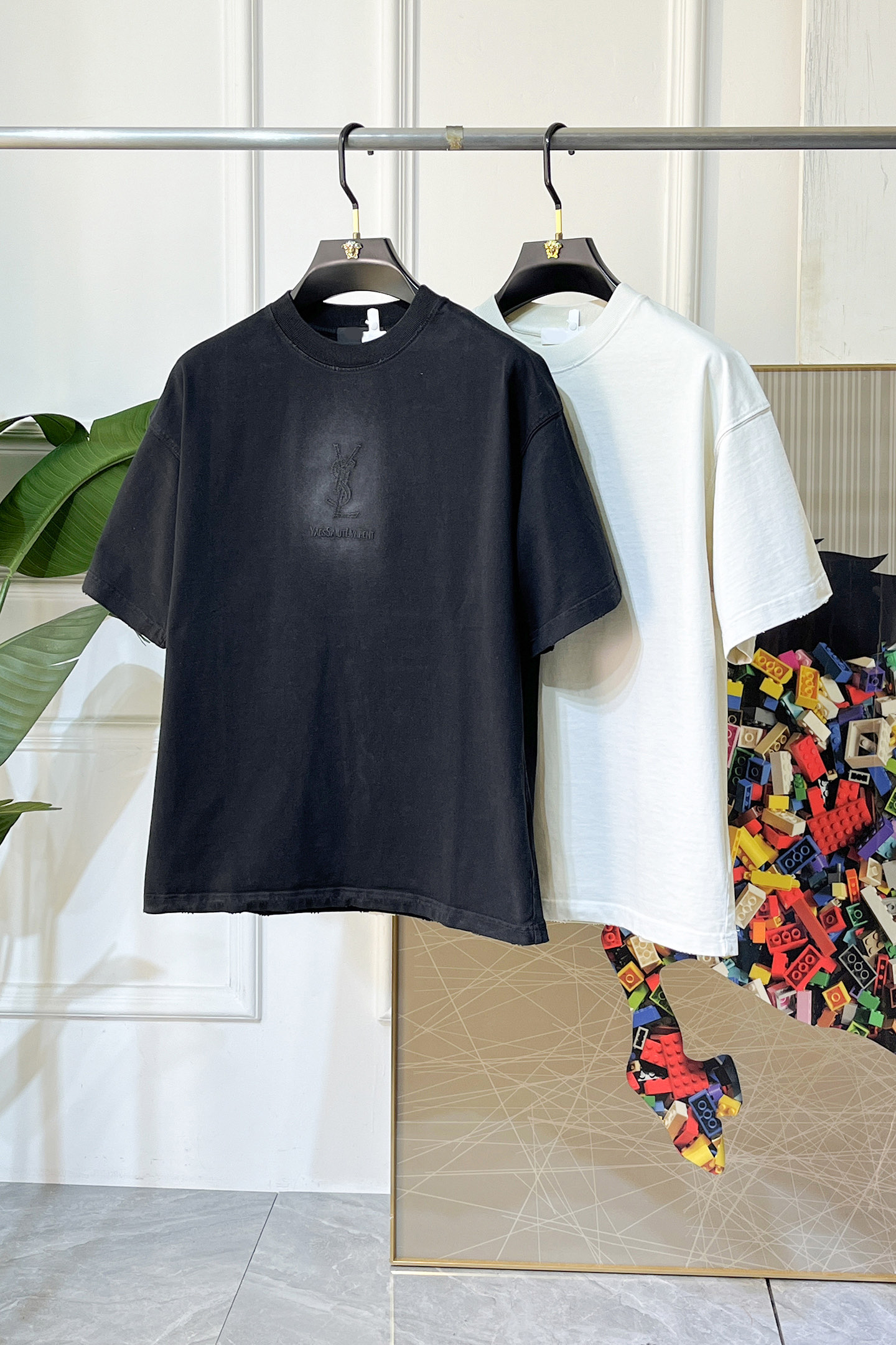 NO:744931,Ysl - 2026 Year of the Horse spring and summer new men's wide-edition short-sleeved T-shirt, urban casual style, a very design item, top-grade foreign merchants provide customized cotton fabrics, extremely comfortable and breathable, positive skin-friendly, subverting the comfort experience brought by traditional fabrics, exquisite craftsmanship and accessories. The brand LOGO pattern on the chest is made with unique craftsmanship, with strong style. Original tailoring, meticulous detail processing better highlights its quality. Loose size S-XXL  Can wear up to 220 pounds!  ,,saint laurent,T-shirt,tees,t-shirt,19860909Ysl - 2026马年春夏新款男士阔版短袖T恤,都市休闲风格,极具设计感的一款单品,顶级外商客供定制棉面料,上手极微舒适透气,亲肤性积极,颠覆传统面料所带来的舒适体验,工艺辅料考究.胸前品牌LOGO图案以独特工艺制作而成,风格性极强.原版剪裁,一丝不苟细节处理更佳彰显其品质.宽松尺码S-XXL 最大可穿220斤！,,saint laurent,T-shirt,tees，t-shirt,,Men's clothing