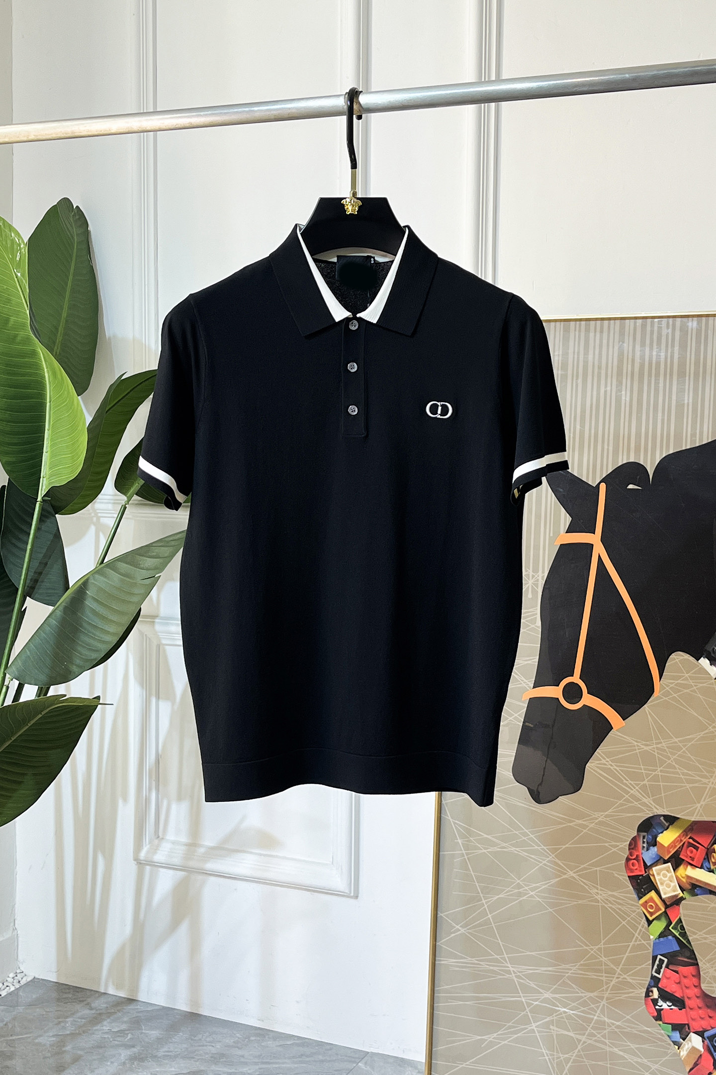 NO:736061,Dior - 2026ss Year of the Horse Spring and Summer's latest hot-selling boutique knitted short-sleeved T-shirt, made of custom imported soft Yilite fabrics, embellished with fashionable big-name element logos, breathable fabrics, delicate and soft texture, cool and smooth against the body. Moisture-wicking, simple and elegant yet fashionable, three-dimensional tailoring, super stylish upper body!  A must-have for fashionistas, sizes M-3XL, can be worn up to 190 pounds!  ,,dior,T-shirt,tees,t-shirt,19860909迪奥 - 2026ss马年春夏最新大爆款精品针织短袖T恤,定制进口轻柔伊力特面料,时尚大牌元素logo点缀,会呼吸的面料,质感细腻柔软,贴身冰爽顺滑.吸湿排汗,简约大方又不失时尚,版型立体裁剪,上身超有型！时尚潮人必备款 尺码M-3XL 最大可穿可穿190斤！,,dior,T-shirt,tees，t-shirt,,Men's clothing