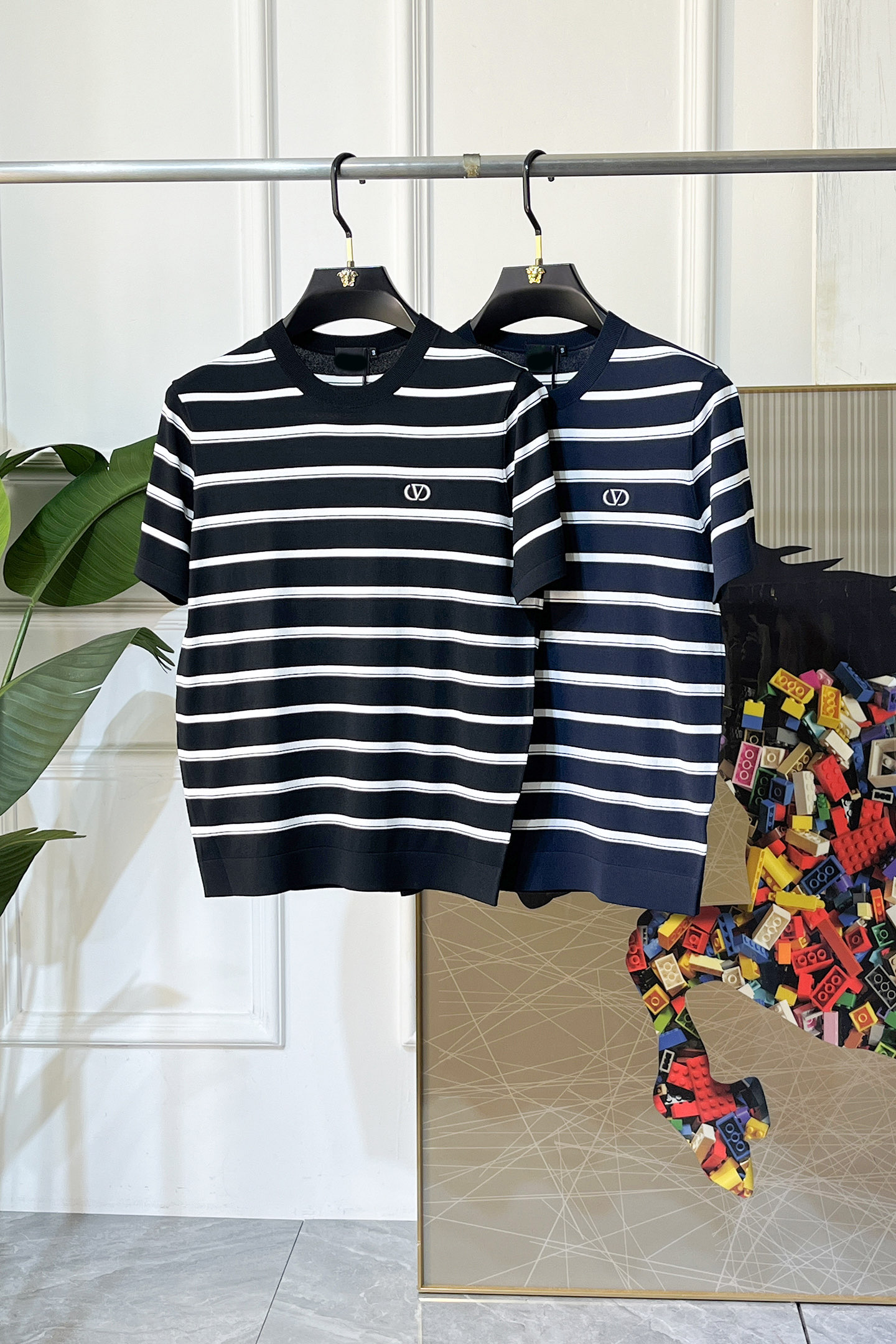 NO:736166,Valentino - 2026ss Year of the Horse Spring and Summer's latest hot style high-quality knitted short-sleeved T-shirt, customized imported soft Yilite fabric, embellished with fashionable big-name element logos, breathable fabric, delicate and soft texture, cool and smooth next to the body. Moisture-wicking, simple and elegant yet fashionable, three-dimensional tailoring, super stylish upper body!  A must-have for fashionistas, sizes M-3XL, can be worn up to 190 pounds!  ,,valentino,T-shirt,tees,t-shirt,19860909华伦天奴 - 2026ss马年春夏最新大爆款精品针织短袖T恤,定制进口轻柔伊力特面料,时尚大牌元素logo点缀,会呼吸的面料,质感细腻柔软,贴身冰爽顺滑.吸湿排汗,简约大方又不失时尚,版型立体裁剪,上身超有型！时尚潮人必备款 尺码M-3XL 最大可穿可穿190斤！,,valentino,T-shirt,tees，t-shirt,,Men's clothing