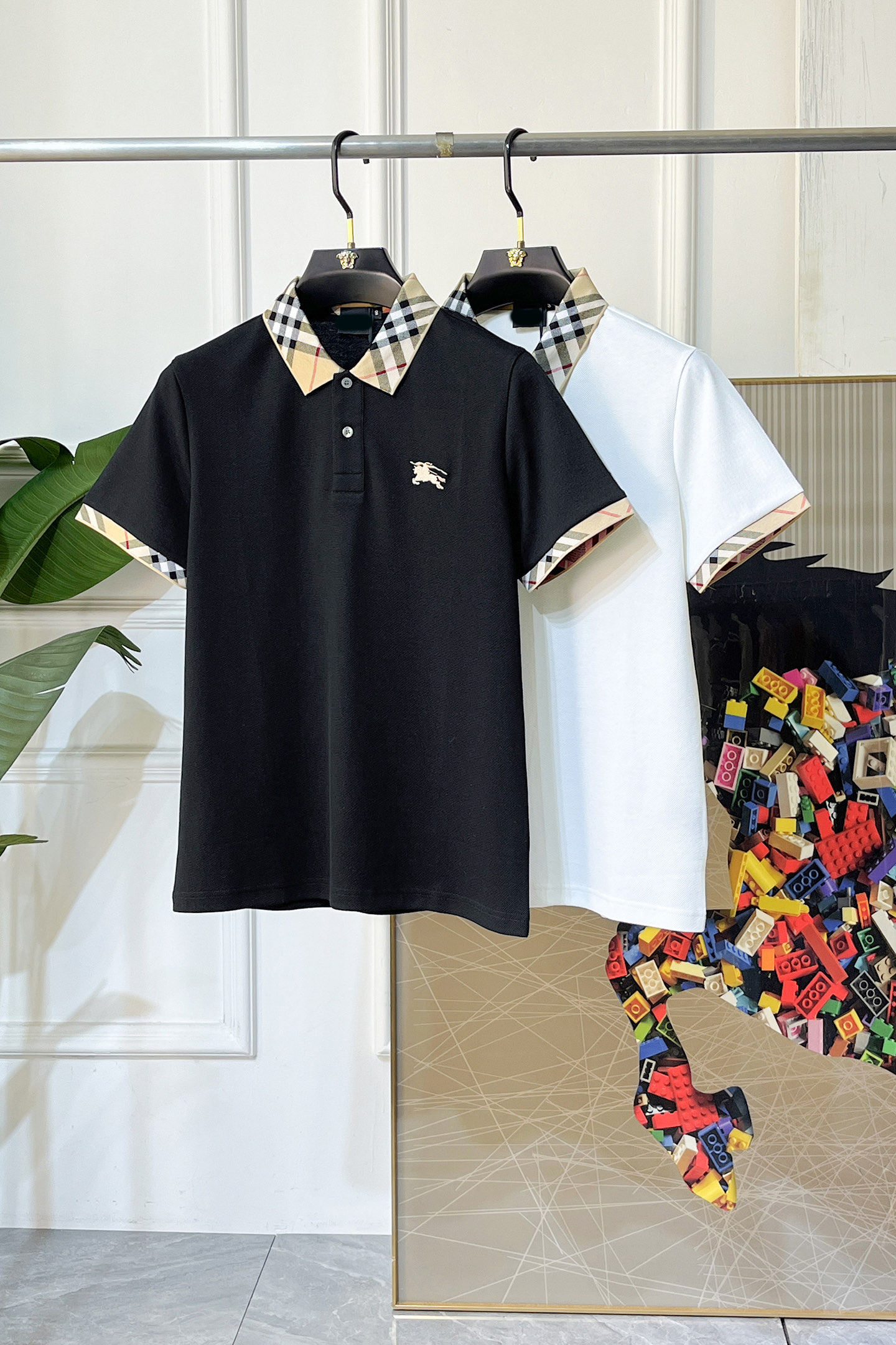 NO:736071,Burberry - 2026ss New Year of the Horse spring and summer new polo collar short-sleeved series. Selected high-quality double mercerized pique cotton fabrics, fashionable big-name element logo design, awesome upper body shape, fine, comfortable and breathable fabrics, super good-looking and a must-have for fashionable men with any combination!  Sizes M-3XL can fit up to 200 pounds!  ,,burberry,T-shirt,19860909巴宝莉- 2026ss马年春夏新款polo领短袖系列.精选优质双丝光珠地棉面料,时尚大牌元素logo设计,上身版型超赞,面料细腻舒适透气,随意搭配都超级好看时尚型男必备款哦！尺码M-3XL 最大可穿200斤！,,burberry,T-shirt,,Men's clothing