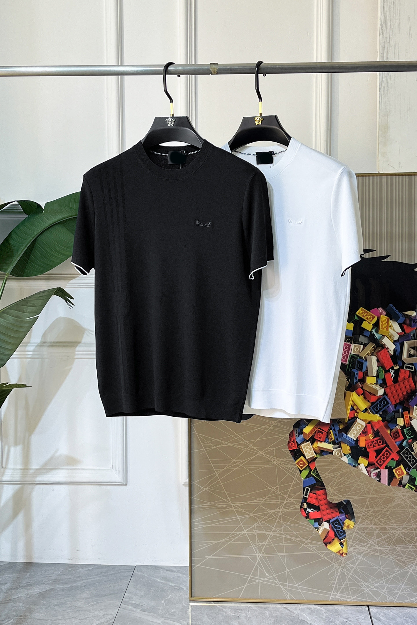 NO:736173,Fendi - 2026ss Year of the Horse Spring and Summer's latest hot style high-quality knitted short-sleeved T-shirt, customized imported soft Yilite fabric, embellished with fashionable big-name element logos, breathable fabric, delicate and soft texture, cool and smooth against the body. Moisture-wicking, simple and generous yet fashionable, three-dimensional tailoring, super stylish upper body!  A must-have for fashionistas, sizes M-3XL, can be worn up to 190 pounds!  ,,fendi,T-shirt,tees,t-shirt,19860909芬迪 - 2026ss马年春夏最新大爆款精品针织短袖T恤,定制进口轻柔伊力特面料,时尚大牌元素logo点缀,会呼吸的面料,质感细腻柔软,贴身冰爽顺滑.吸湿排汗,简约大方又不失时尚,版型立体裁剪,上身超有型！时尚潮人必备款 尺码M-3XL 最大可穿可穿190斤！,,fendi,T-shirt,tees，t-shirt,,Men's clothing