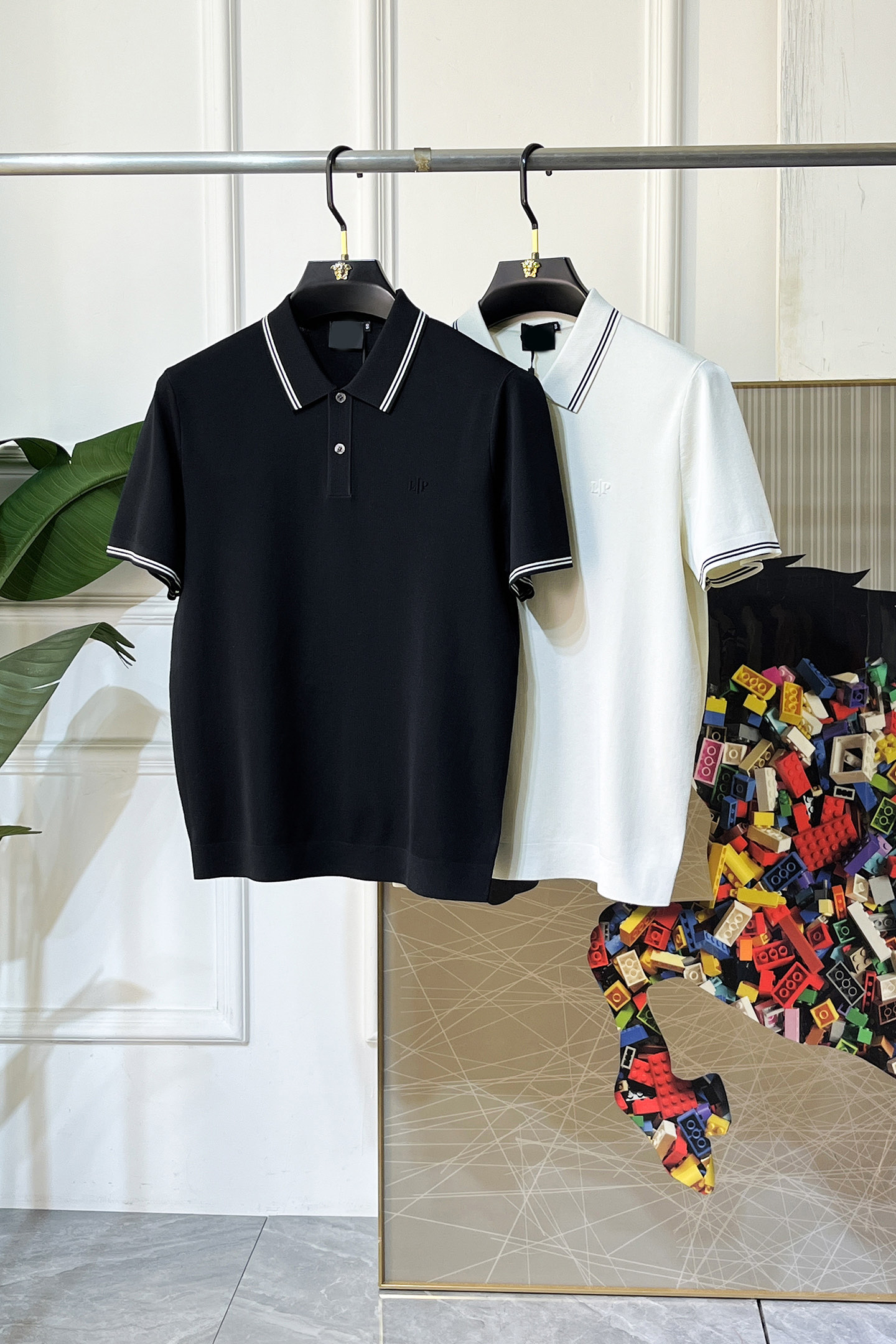 NO:736066,LP Noyo - 2026ss Year of the Horse Spring and Summer's latest hot style high-quality knitted short-sleeved T-shirt, customized imported soft Yilite fabric, embellished with fashionable big-name element logos, breathable fabric, delicate and soft texture, cool and smooth against the body. Moisture-wicking, simple and elegant yet fashionable, three-dimensional tailoring, super stylish upper body!  A must-have for fashionistas, sizes M-3XL, can be worn up to 190 pounds!  ,,loro piana,T-shirt,tees,t-shirt,19860909LP诺悠 - 2026ss马年春夏最新大爆款精品针织短袖T恤,定制进口轻柔伊力特面料,时尚大牌元素logo点缀,会呼吸的面料,质感细腻柔软,贴身冰爽顺滑.吸湿排汗,简约大方又不失时尚,版型立体裁剪,上身超有型！时尚潮人必备款 尺码M-3XL 最大可穿可穿190斤！,,loro piana,T-shirt,tees，t-shirt,,Men's clothing