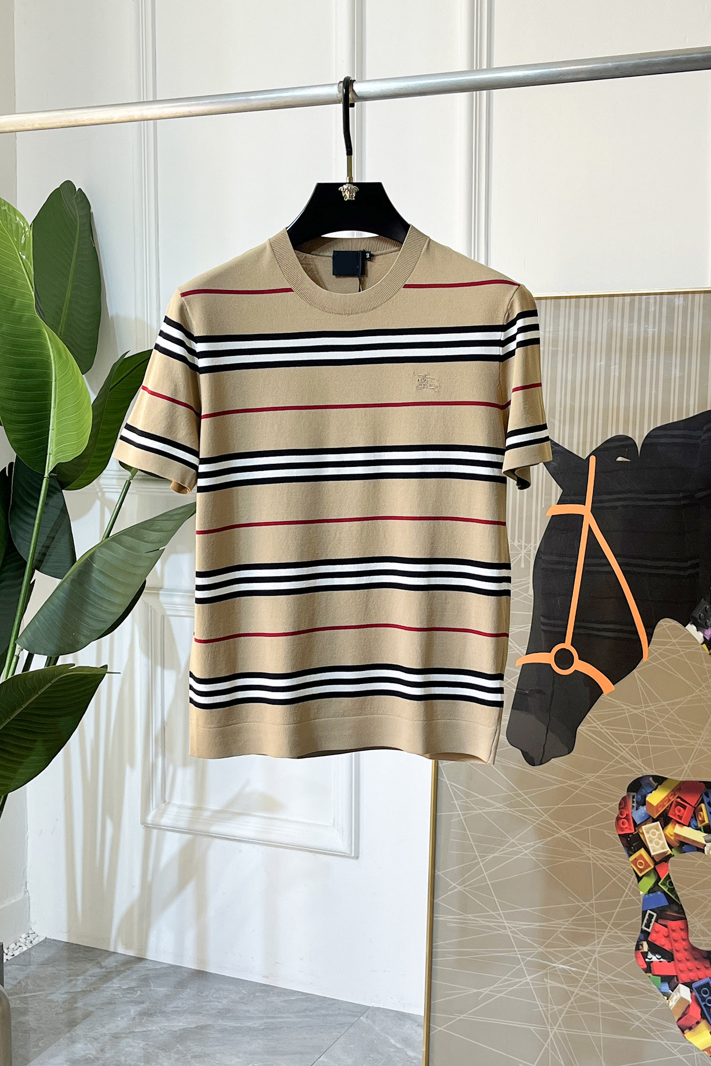 NO:736163,Burberry - 2026ss Year of the Horse Spring and Summer's latest hot-selling boutique knitted short-sleeved T-shirt, made of customized imported soft Yilite fabrics, embellished with fashionable big-name element logos, breathable fabrics, delicate and soft texture, cool and smooth against the body. Moisture-wicking, simple and elegant yet fashionable, three-dimensional tailoring, super stylish upper body!  A must-have for fashionistas, sizes M-3XL, can be worn up to 190 pounds!  ,,burberry,T-shirt,tees,t-shirt,19860909巴宝莉 - 2026ss马年春夏最新大爆款精品针织短袖T恤,定制进口轻柔伊力特面料,时尚大牌元素logo点缀,会呼吸的面料,质感细腻柔软,贴身冰爽顺滑.吸湿排汗,简约大方又不失时尚,版型立体裁剪,上身超有型！时尚潮人必备款 尺码M-3XL 最大可穿可穿190斤！,,burberry,T-shirt,tees，t-shirt,,Men's clothing