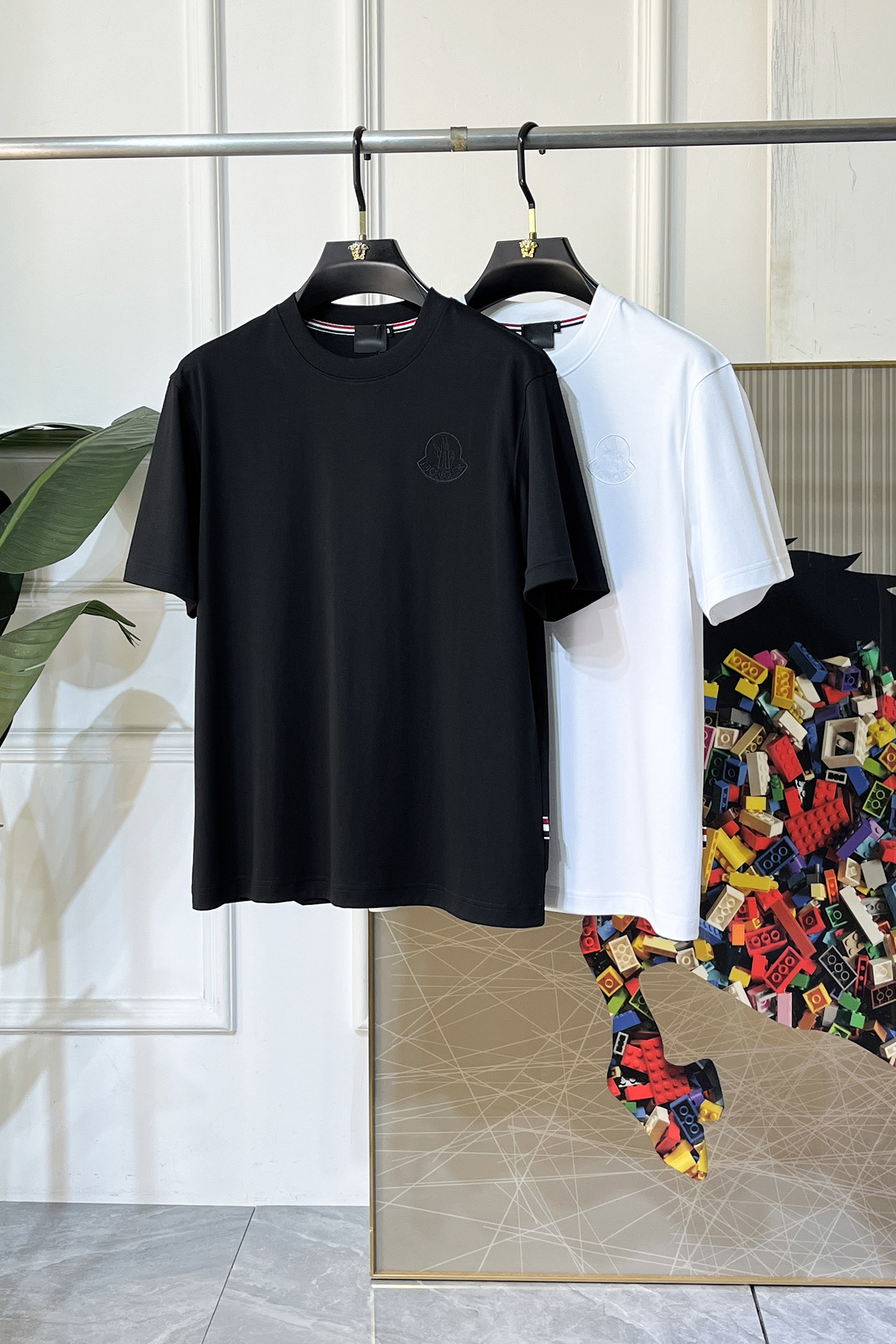 NO:744856,Mouth Mouth - 2026ss Year of the Horse spring and summer high-quality short-sleeved T-shirts. Official website synchronization. High-end quality. Customized top-grade mercerized cotton fabric, 1:1 production by top manufacturers, fashionable brand heavy craftsmanship logo design, soft and delicate feel. Skin-friendly and comfortable to wear. Versatile and casual. The upper body is very good. Handsome. A must-have for trendy men. Sizes M-3XL. Can wear up to 200 pounds!  ,,Moncler,T-shirt,tees,t-shirt,19860909蒙口 - 2026ss马年贺岁款春夏精品短袖T恤 官网同步 高端品质 定制顶级丝光棉面料,顶级大厂1:1制作,时尚大牌重工艺logo设计,手感柔软细腻 穿着亲肤舒适 百搭休闲 上身非常赞 帅气 潮男必备品 尺码M-3XL 最大可穿200斤！,,Moncler,T-shirt,tees，t-shirt,,Men's clothing