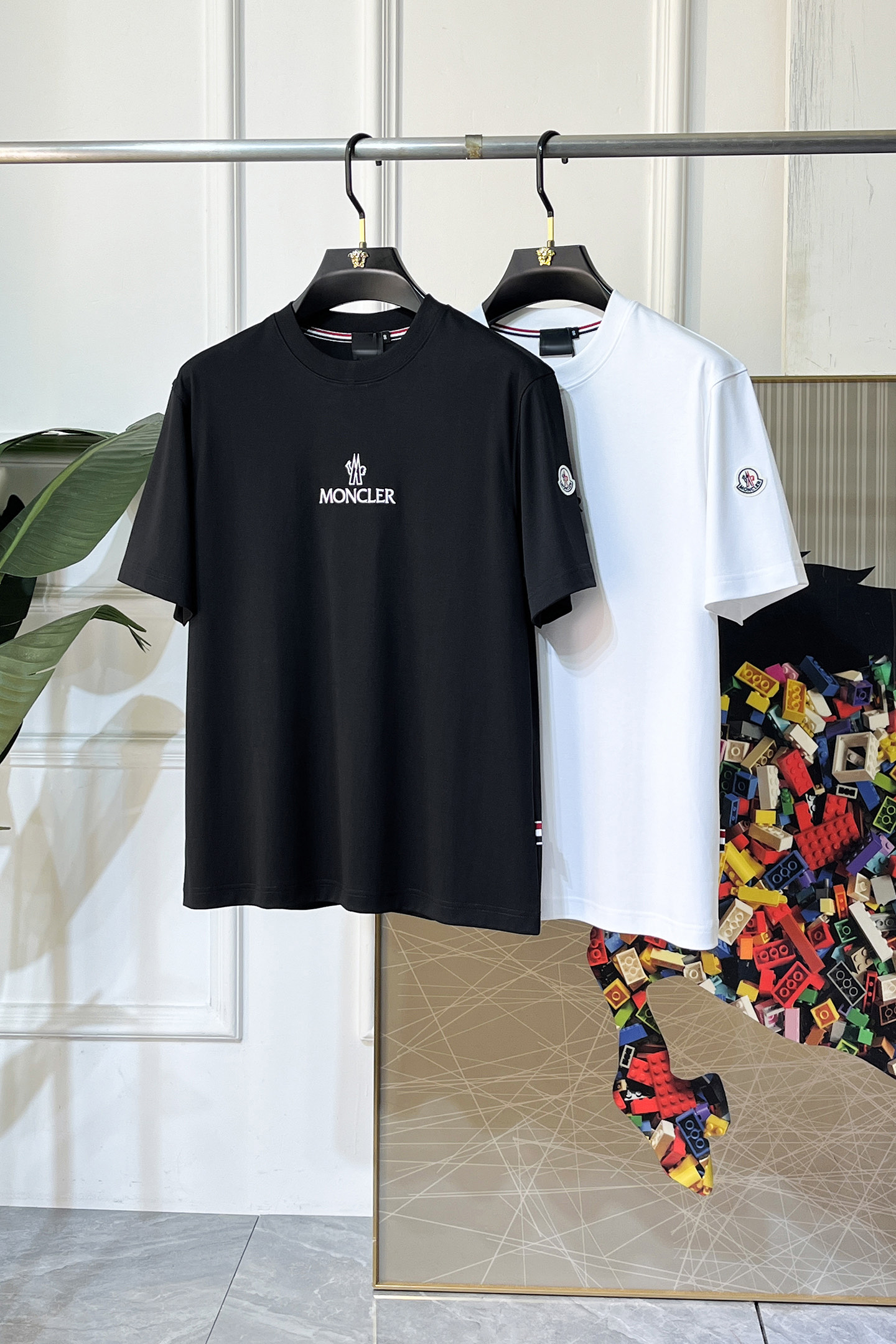 NO:736154,Mouth Mouth - 2026ss Year of the Horse spring and summer high-quality short-sleeved T-shirts. Official website synchronization. High-end quality. Customized top-grade mercerized cotton fabric, 1:1 production by top manufacturers, fashionable brand heavy craftsmanship logo design, soft and delicate feel. Skin-friendly and comfortable to wear. Versatile and casual. The upper body is very good. Handsome. A must-have for trendy men. Sizes M-3XL. Can wear up to 200 pounds!  ,,Moncler,T-shirt,tees,t-shirt,19860909蒙口 - 2026ss马年贺岁款春夏精品短袖T恤 官网同步 高端品质 定制顶级丝光棉面料,顶级大厂1:1制作,时尚大牌重工艺logo设计,手感柔软细腻 穿着亲肤舒适 百搭休闲 上身非常赞 帅气 潮男必备品 尺码M-3XL 最大可穿200斤！,,Moncler,T-shirt,tees，t-shirt,,Men's clothing