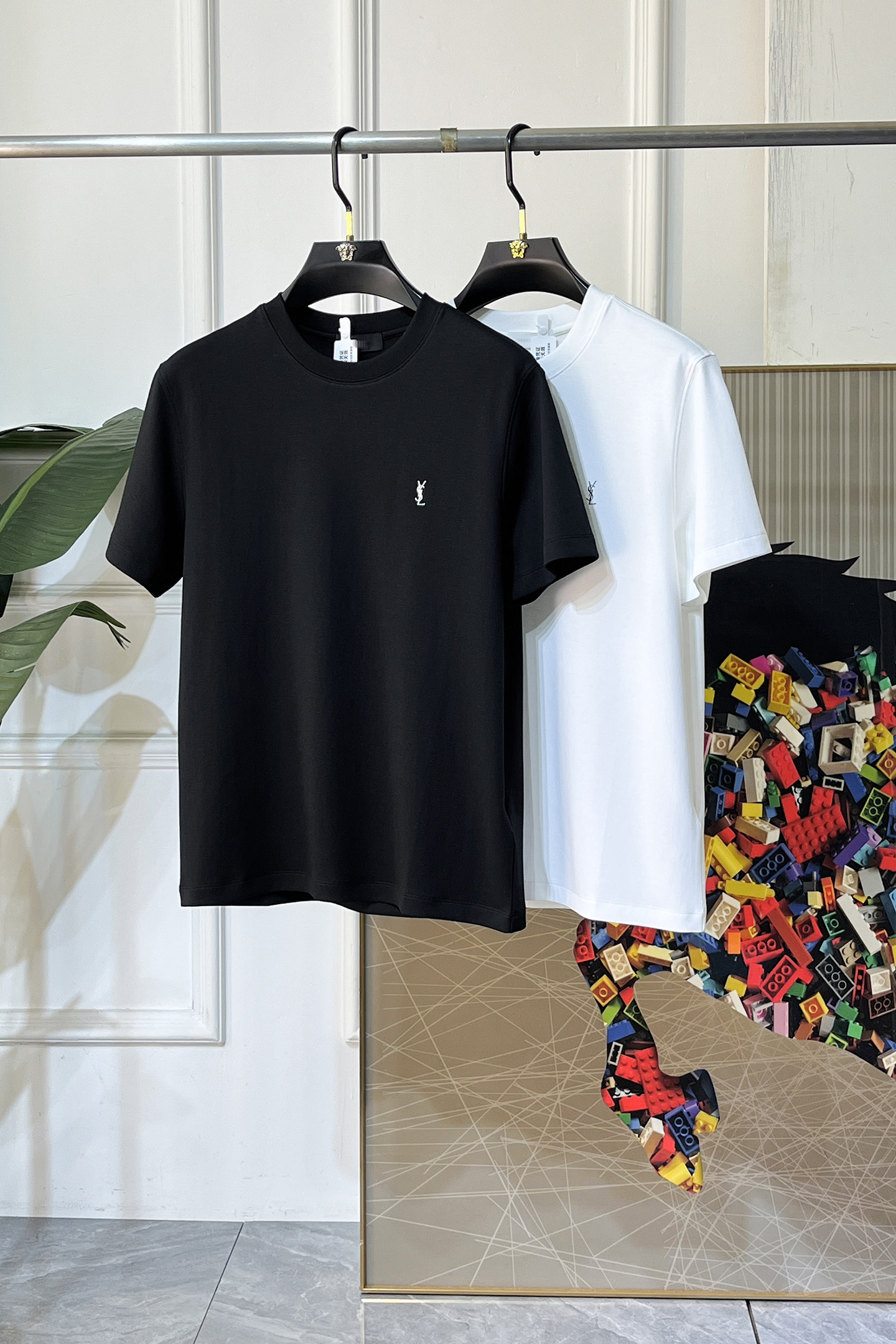 NO:736050,Ysl - 2026ss Spring and Summer high-quality short-sleeved T-shirt for the Year of the Horse. Official website synchronization. High-end quality. Customized top-grade mercerized cotton fabric, 1:1 production by top manufacturers, fashionable brand heavy craftsmanship logo design, soft and delicate feel. Skin-friendly and comfortable to wear. Versatile and casual. The upper body is very good. Handsome. A must-have for trendy men. Sizes M-3XL. Can wear up to 200 pounds!  ,,saint laurent,T-shirt,tees,t-shirt,19860909Ysl - 2026ss马年贺岁款春夏精品短袖T恤 官网同步 高端品质 定制顶级丝光棉面料,顶级大厂1:1制作,时尚大牌重工艺logo设计,手感柔软细腻 穿着亲肤舒适 百搭休闲 上身非常赞 帅气 潮男必备品 尺码M-3XL 最大可穿200斤！,,saint laurent,T-shirt,tees，t-shirt,,Men's clothing