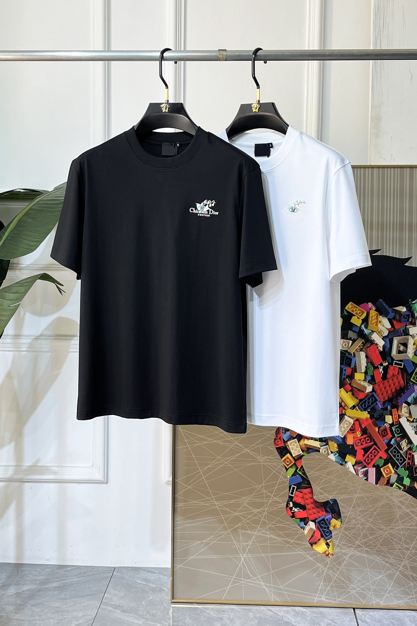 NO:736046,Dior - 2026ss Year of the Horse spring and summer high-quality short-sleeved T-shirt. Official website synchronization. High-end quality. Customized top-grade mercerized cotton fabric, 1:1 production by top manufacturers, fashionable brand heavy craftsmanship logo design, soft and delicate feel. Skin-friendly and comfortable to wear. Versatile and casual. The upper body is very good. Handsome. A must-have for trendy men. Sizes M-3XL. Can wear up to 200 pounds!  ,,dior,T-shirt,tees,t-shirt,19860909迪奥 - 2026ss马年贺岁款春夏精品短袖T恤 官网同步 高端品质 定制顶级丝光棉面料,顶级大厂1:1制作,时尚大牌重工艺logo设计,手感柔软细腻 穿着亲肤舒适 百搭休闲 上身非常赞 帅气 潮男必备品 尺码M-3XL 最大可穿200斤！,,dior,T-shirt,tees，t-shirt,,Men's clothing