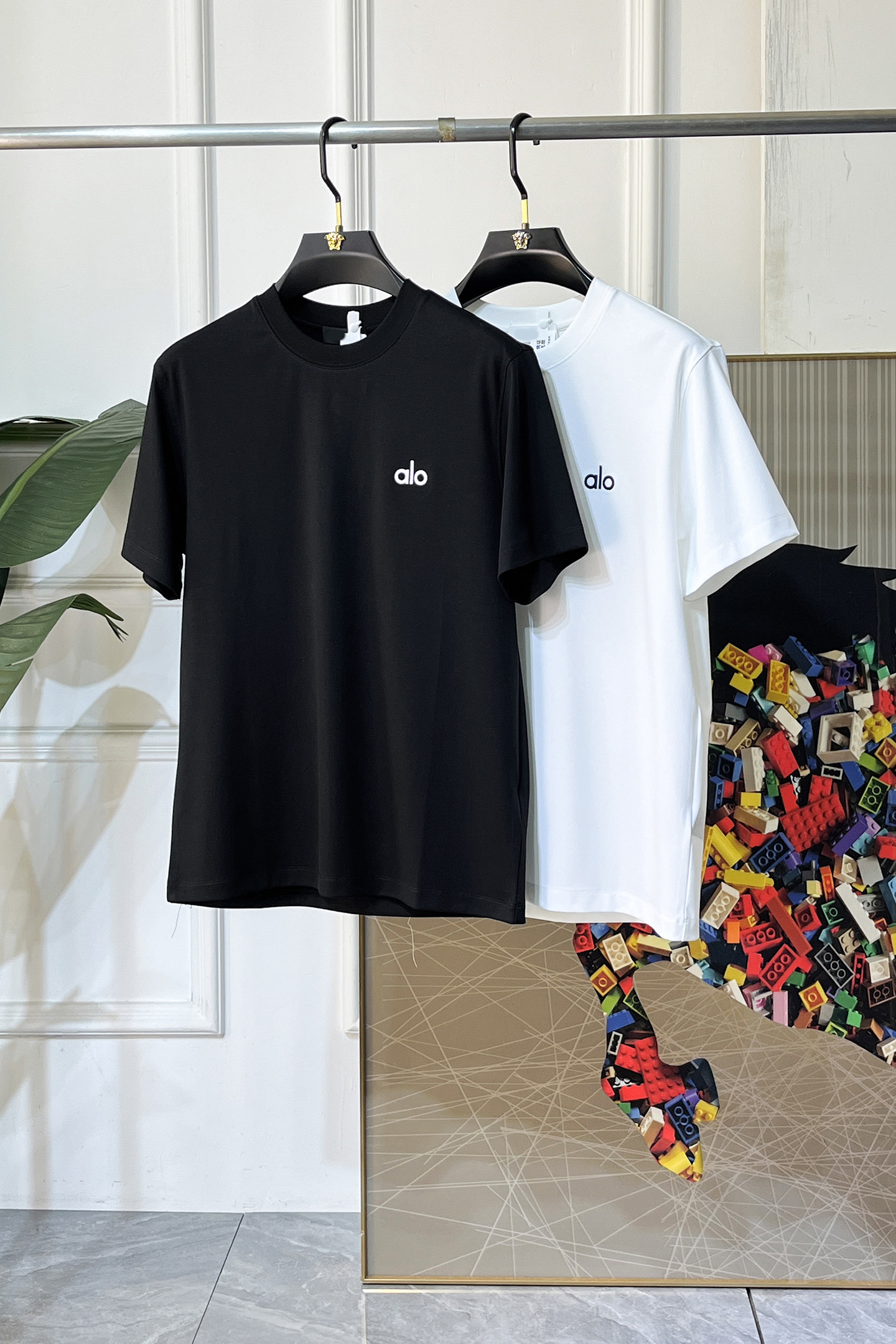 NO:744849,alo- 2026ss Spring and Summer high-quality short-sleeved T-shirt for the Year of the Horse, synchronized with the official website, high-end quality, customized top-grade mercerized cotton fabric, 1:1 production by top manufacturers, fashionable brand heavy craftsmanship logo design, soft and delicate feel, skin-friendly and comfortable to wear, versatile and casual, the upper body is very good, handsome, a must-have for trendy men, size M-3XL, can wear up to 200 pounds!  ,,T-shirt,tees,t-shirt,19860909alo- 2026ss马年贺岁款春夏精品短袖T恤 官网同步 高端品质 定制顶级丝光棉面料,顶级大厂1:1制作,时尚大牌重工艺logo设计,手感柔软细腻 穿着亲肤舒适 百搭休闲 上身非常赞 帅气 潮男必备品 尺码M-3XL 最大可穿200斤！,,T-shirt,tees，t-shirt,,Men's clothing