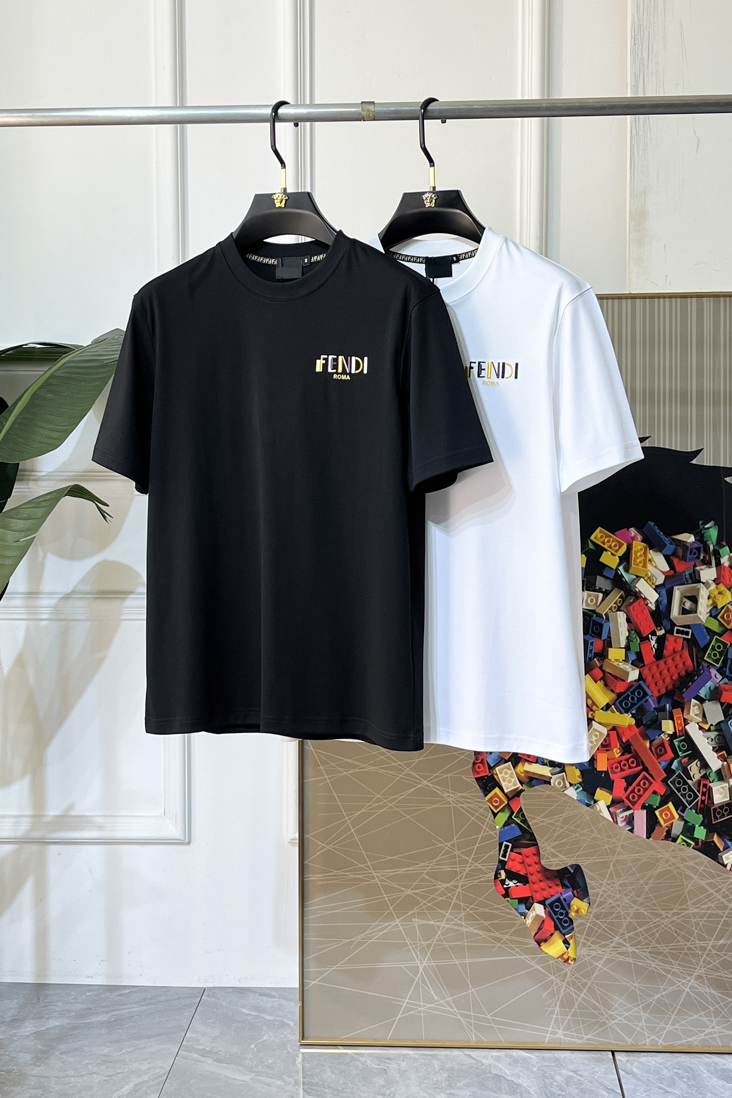 NO:736160,Fendi - 2026ss Spring and Summer high-quality short-sleeved T-shirt for the Year of the Horse. Official website synchronized. High-end quality. Customized top-grade mercerized cotton fabric, 1:1 production by top manufacturers, fashionable brand heavy craftsmanship logo design, soft and delicate feel. Skin-friendly and comfortable to wear. Versatile and casual. The upper body is very good. Handsome. A must-have for trendy men. Sizes M-3XL. Can wear up to 200 pounds!  ,,fendi,T-shirt,tees,t-shirt,19860909芬迪 - 2026ss马年贺岁款春夏精品短袖T恤 官网同步 高端品质 定制顶级丝光棉面料,顶级大厂1:1制作,时尚大牌重工艺logo设计,手感柔软细腻 穿着亲肤舒适 百搭休闲 上身非常赞 帅气 潮男必备品 尺码M-3XL 最大可穿200斤！,,fendi,T-shirt,tees，t-shirt,,Men's clothing